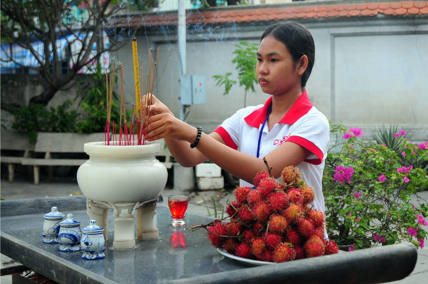 Co gai an chay ngheo mo vao Ngoai thuong hinh anh