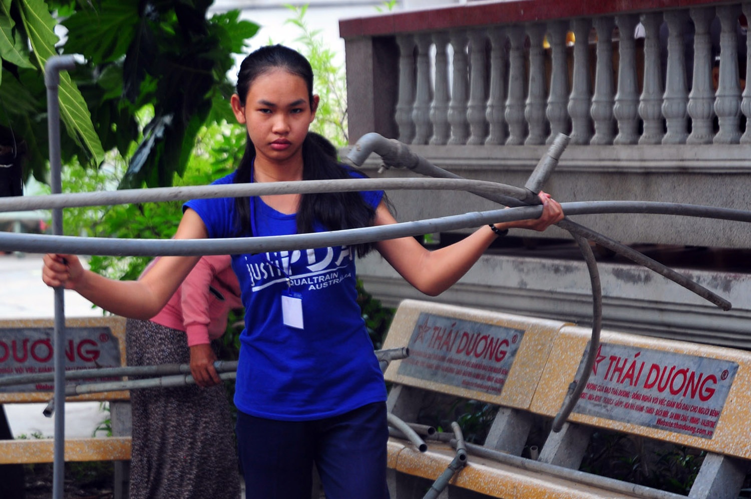 Mọi công việc trong gia đình, đều do mẹ Huyền là bà Thông Thị Hồi (57 tuổi) ghánh vác, dù bà cũng là người đang mang bướu trong người. Ngoài giờ học, Huyền cũng phụ giúp mẹ làm một số công việc nhà.