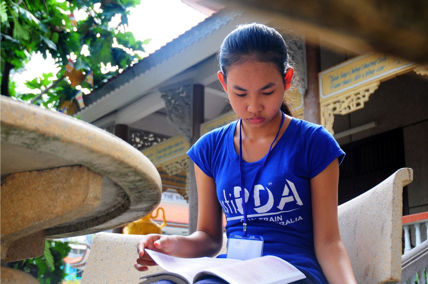 Kim Huyền là học sinh khá trong những năm cấp 3. Năm nay, em đăng ký thi vào trường đại học Ngoại Thương. Cô bé rất hiền và chăm chỉ ôn luyện bài vở.