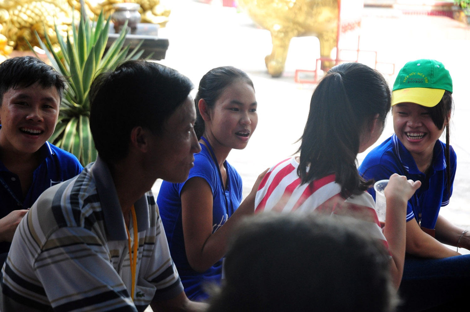 Là một cô bé khá nhút nhát, nhưng được sự quan tâm của các anh chị sinh viên tình nguyện thì Huyền tỏ ra hòa đồng.