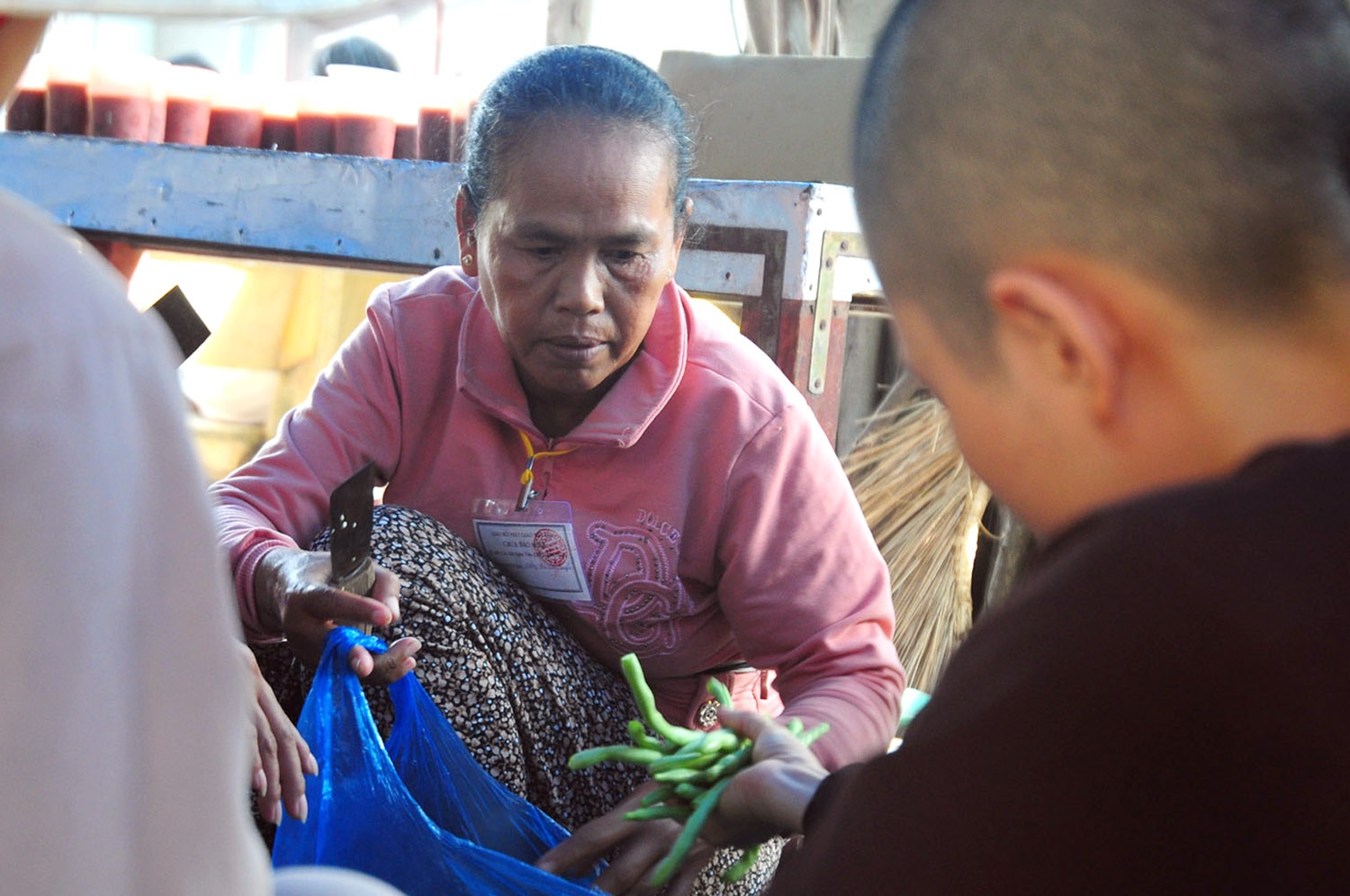 Mẹ Huyền làm nghề thợ may. Mỗi ngày, bà chỉ may được khoảng 100.000 đồng tiền công vừa đủ để trang trải sinh hoạt trong gia đình. Tuy nhiên, trước ngày Huyền đi thi, bà Hồi đã phải làm việc cả vào ban đêm để góp tiền mua vé xe cùng con vào Sài Gòn.