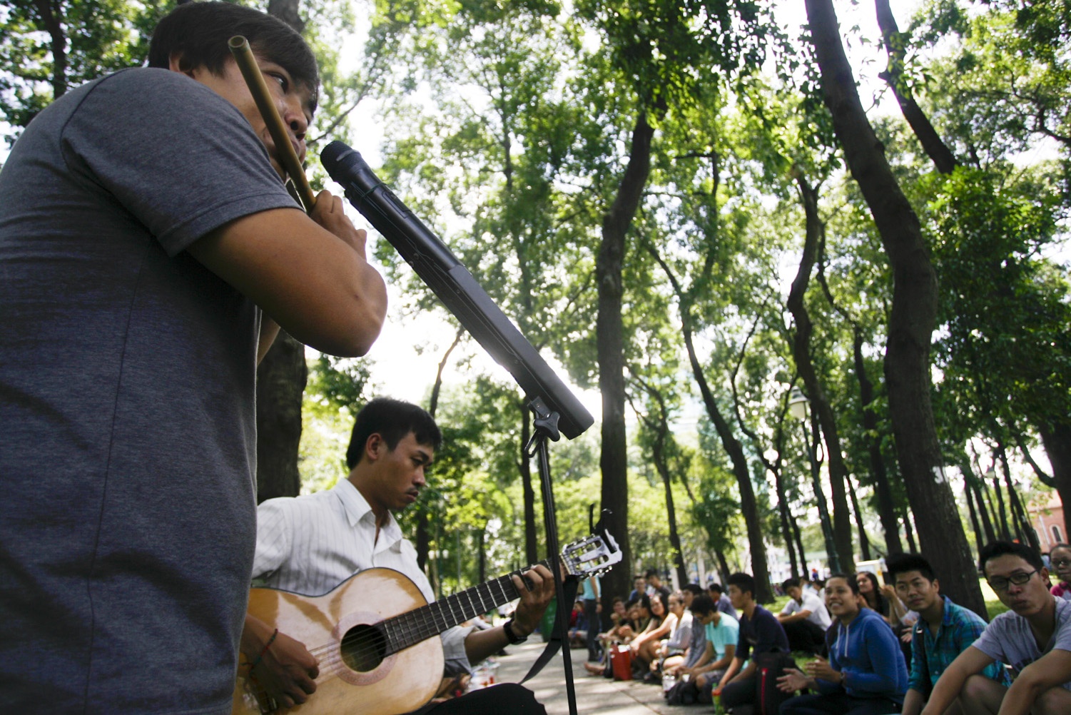 Anh Phương làm nghề kinh doanh. Tuy nhiên, âm nhạc đường phố cũng là niềm đam mê cháy bỏng của anh khi còn là một cậu sinh viên. Dịp cuối tuần, anh cùng bạn bè thường tụ họp tại công viên 30/4 để cùng hát, biểu diễn nhạc cụ, góp vui cho mọi người.