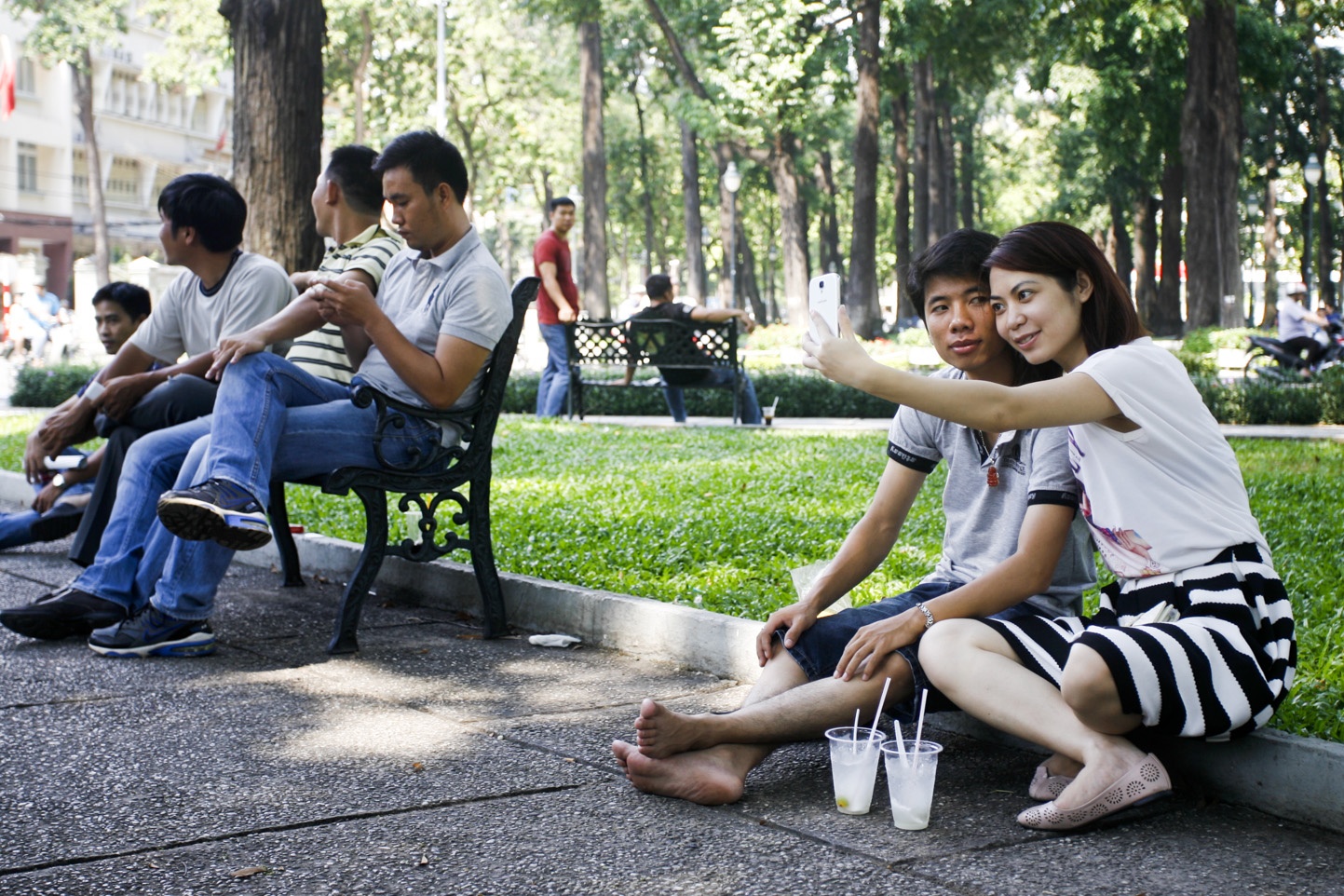 Và đôi lứa tình tự trong một không gian xanh mát với tiếng đàn lời ca êm ái.