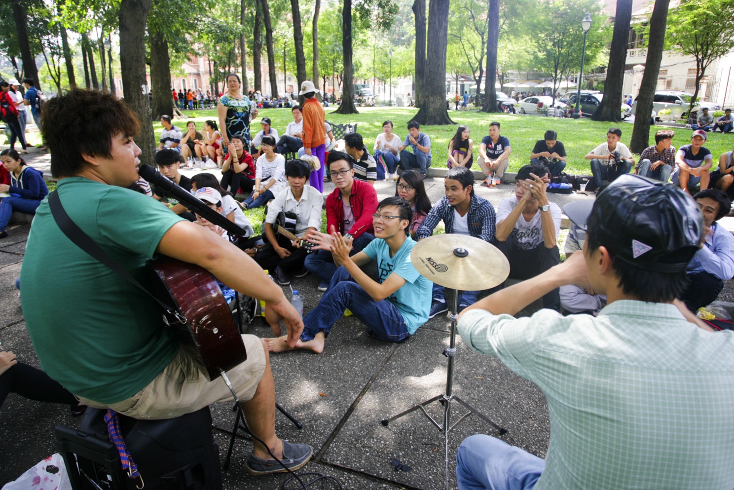 Tại nhiều công viên trên địa bàn thành phố như: công viên Tao Đàn, công viên 30/4 (Quận 1),… là những địa điểm mà các bạn trẻ tập trung đàn, hát thỏa thích.