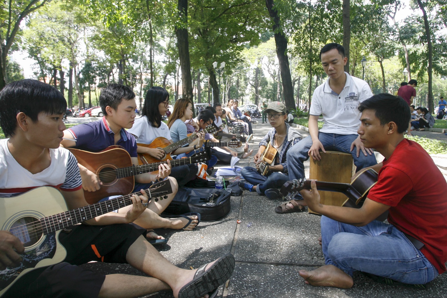 Tu tinh voi du ca Sai Gon trong cong vien hinh anh