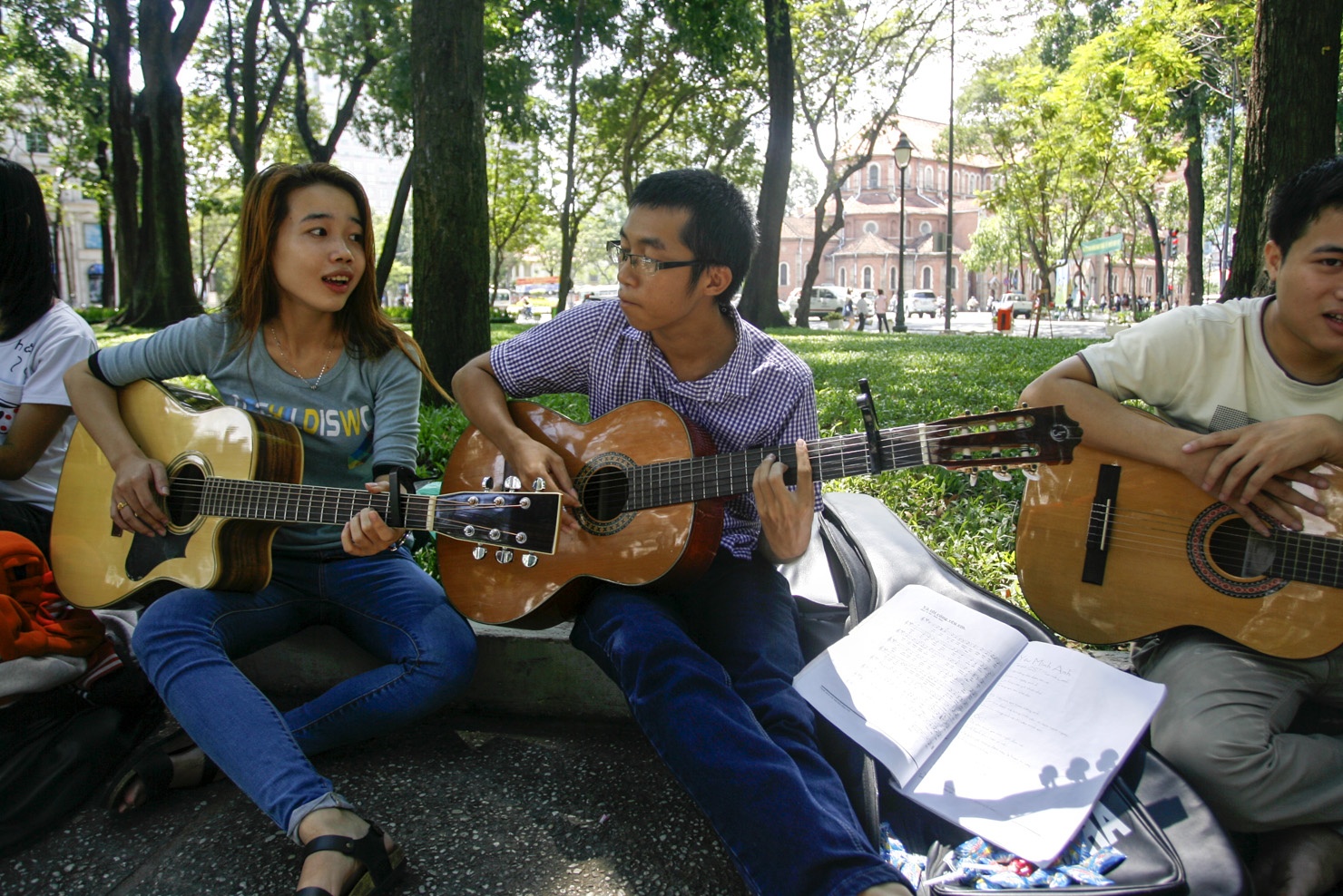 Các bạn nữ thể hiện niềm yêu âm nhạc không thua kém gì các thành viên nam …vừa đàn vừa hát rất chuyên nghiệp