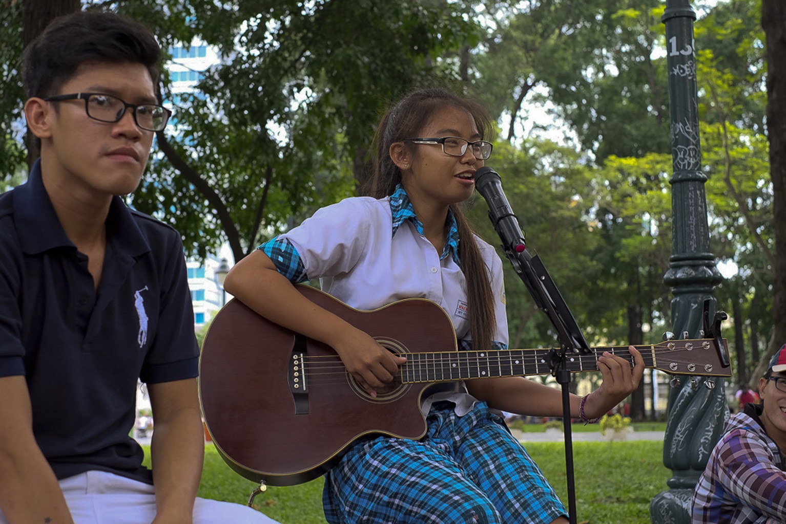 Sau những giờ làm việc mệt mỏi, người đàn ông này chăm chú thưởng thức bài hát từ một rocker “không chuyên” 
