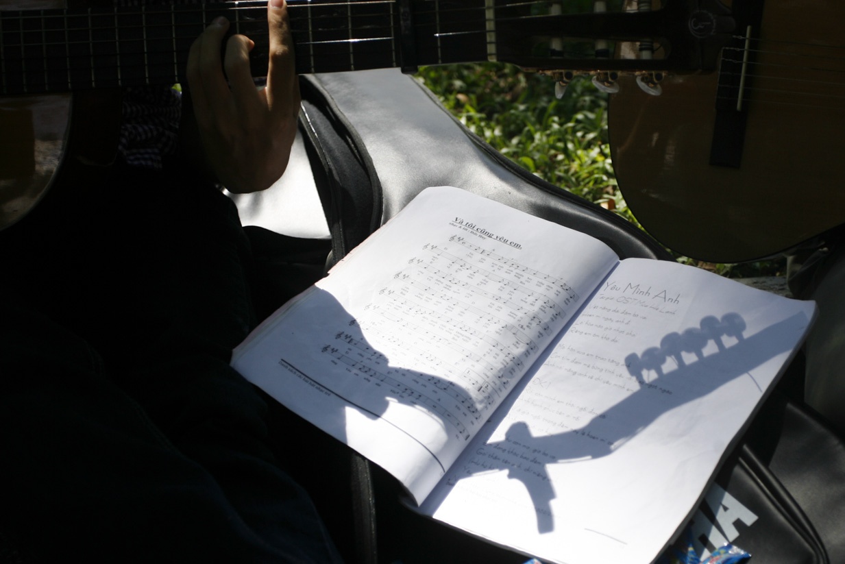 Nhiều em nhỏ được bố mẹ dắt tới và không quên thể hiện tài năng âm nhạc của mình