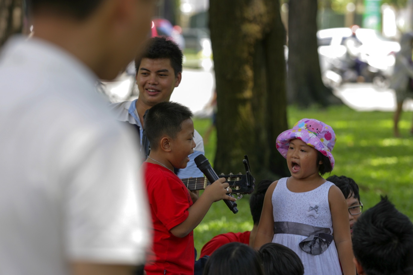 Anh Phương làm nghề kinh doanh. Tuy nhiên, âm nhạc đường phố cũng là niềm đam mê cháy bỏng của anh khi còn là một cậu sinh viên. Dịp cuối tuần, anh cùng bạn bè thường tụ họp tại công viên 30/4 để cùng hát, biểu diễn nhạc cụ, góp vui cho mọi người.