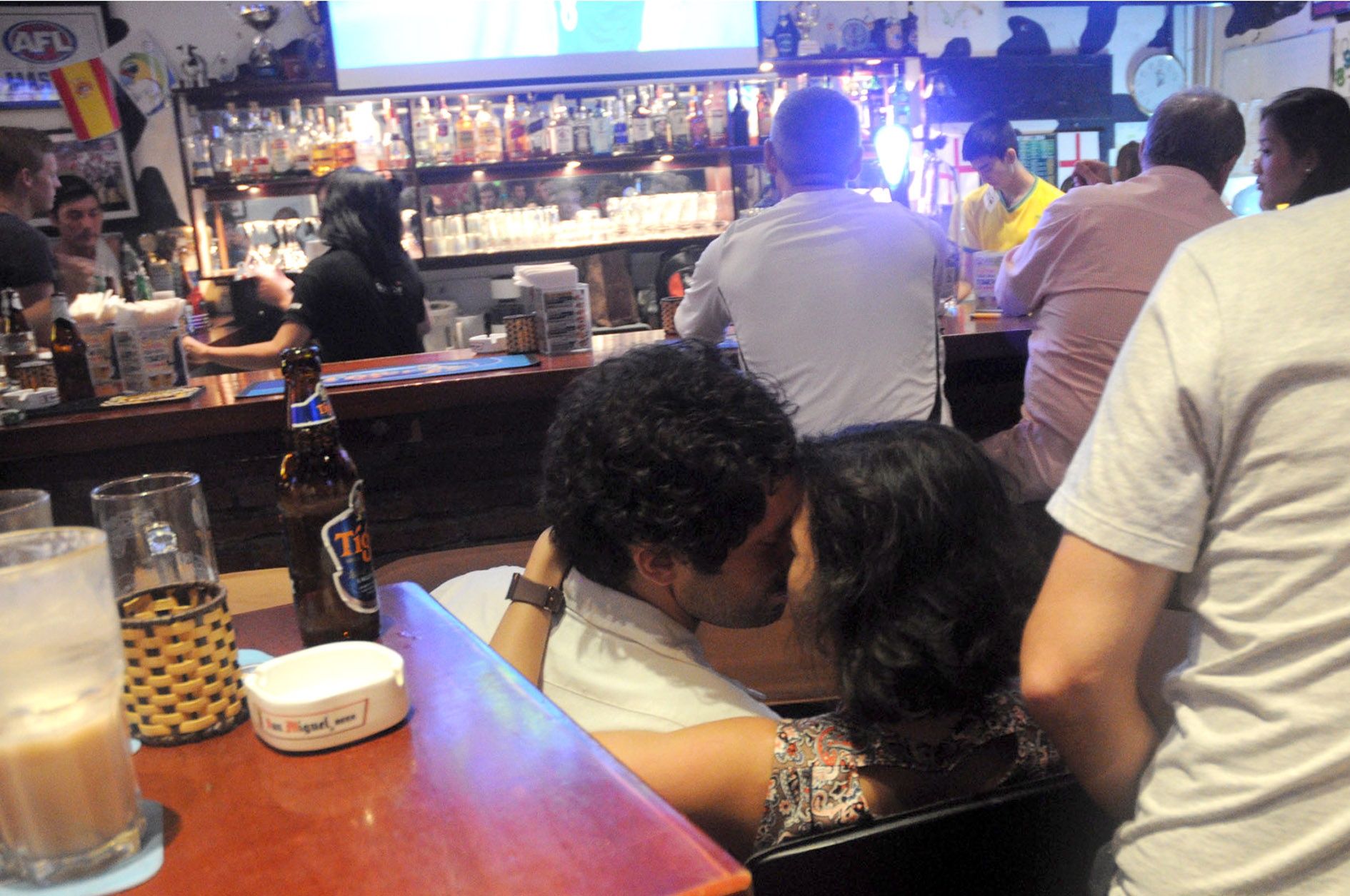 Khi trận đấu kết thúc, những cặp đôi dành tặng nhau một nụ hôn như một phần thưởng để ăn mừng chiến thắng của đội nhà.