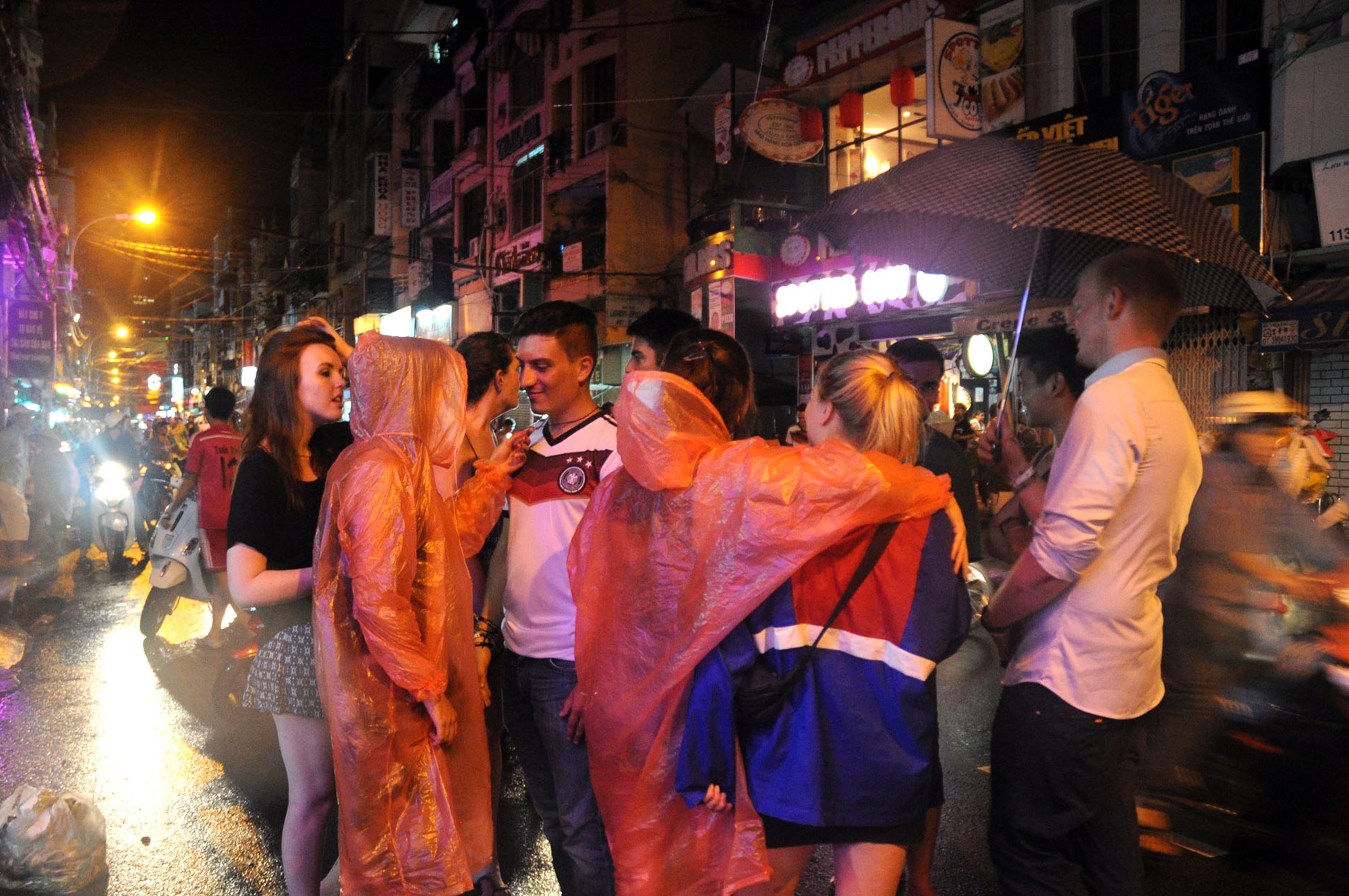 Co dong vien Duc doi mua Sai Gon  an mung chien thang hinh anh