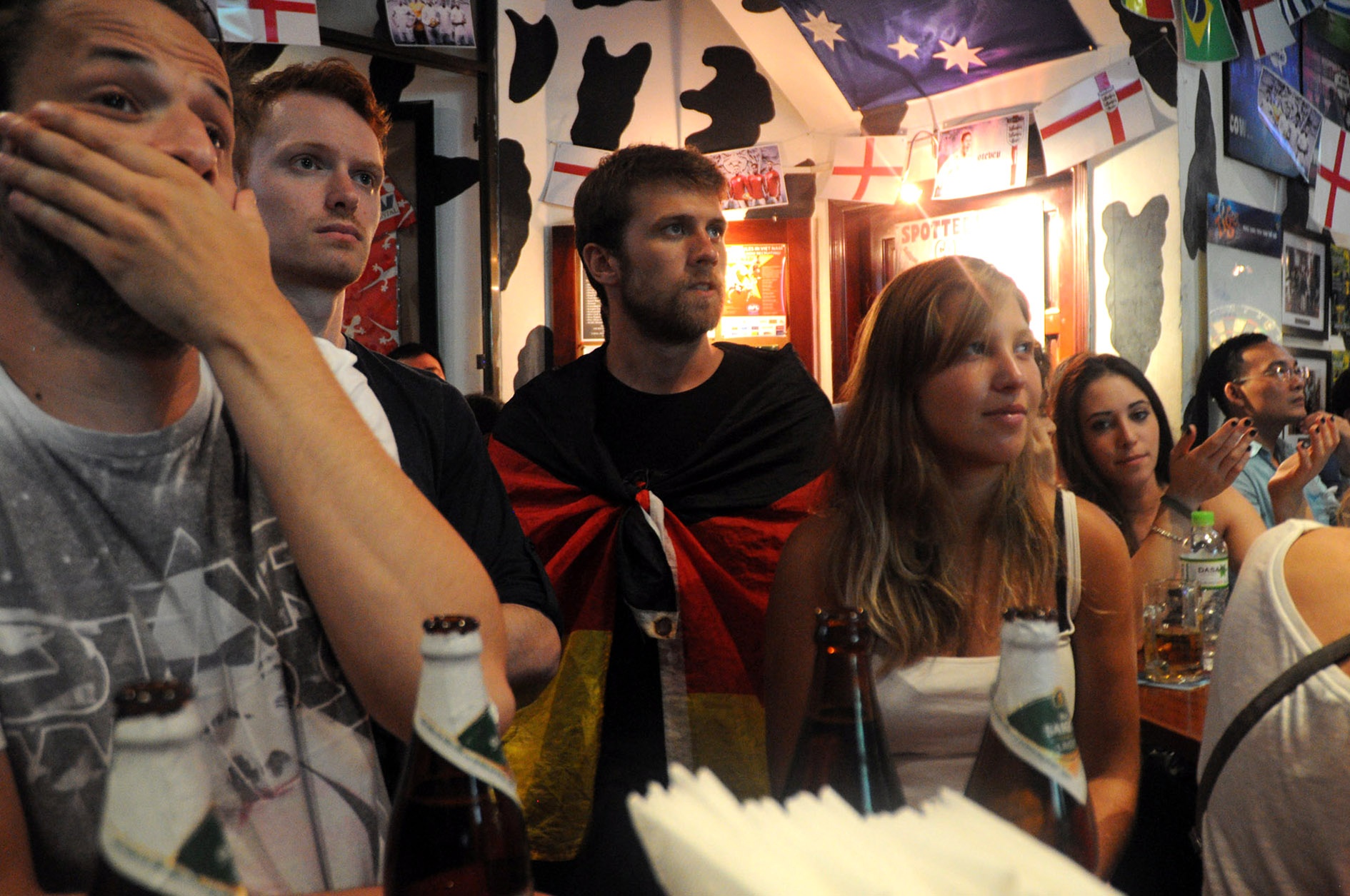 Các cổ động viên đội tuyển Đức tập trung ở các quán bar khu vực Bùi Viện, Phạm Ngũ Lão (Quận 1) khá đông dù trời Sài Gòn mưa nặng hạt.