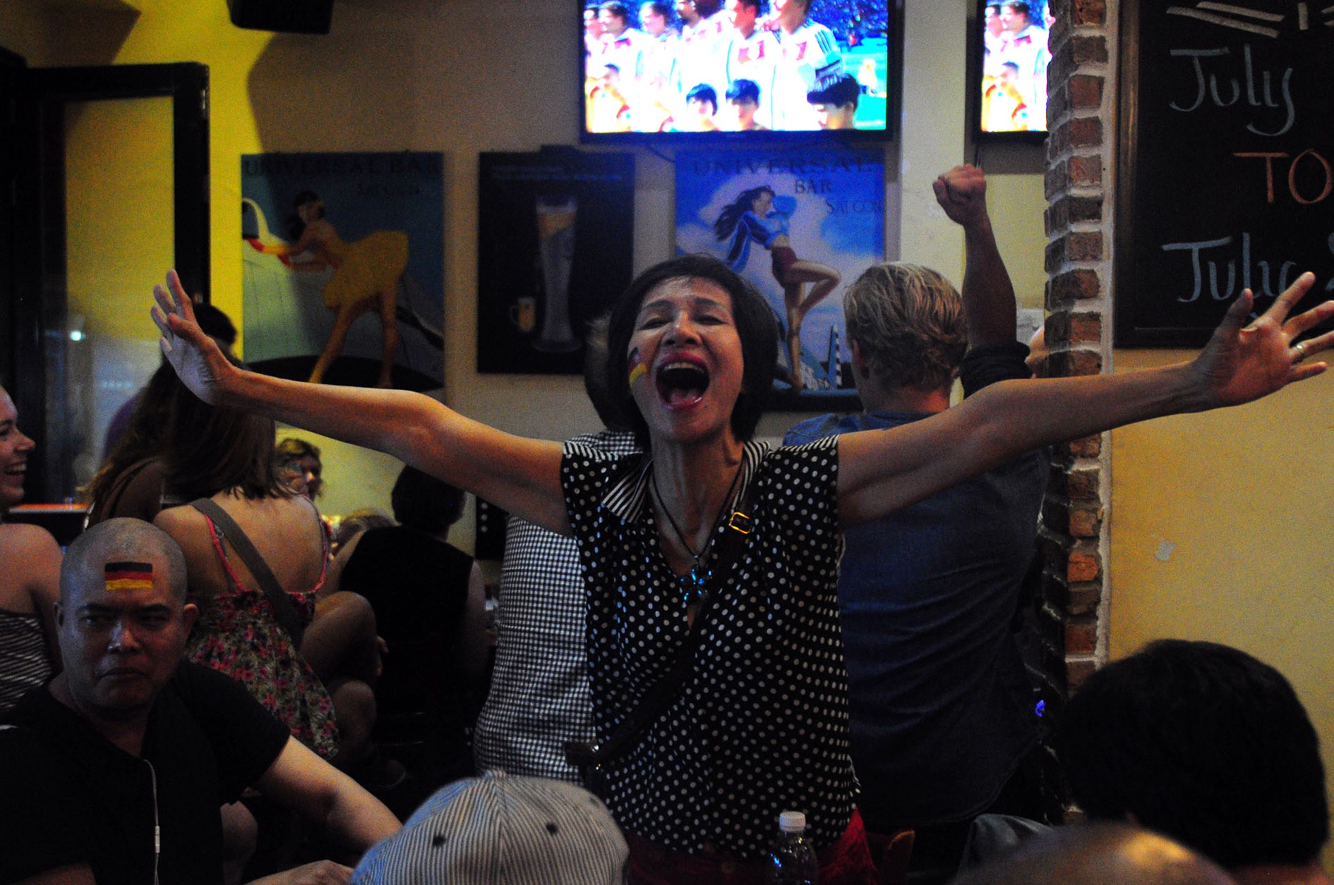 Trước trận đấu, CĐV tự tin đội nhà sẽ dành chiến thắng trước Pháp và đi tiếp vào vòng trong