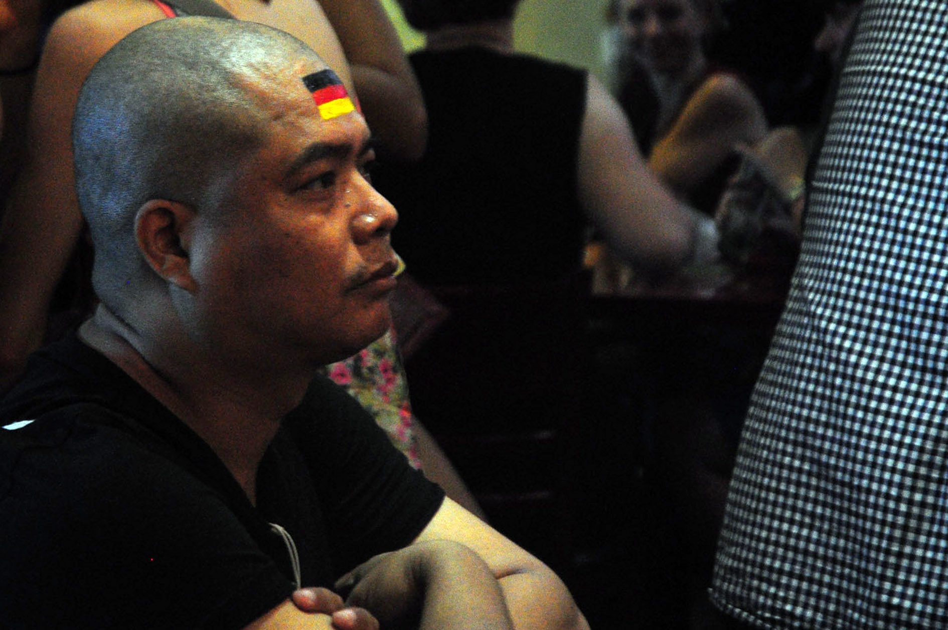 Nhiều CĐV vẽ quốc kỳ Đức lên cơ thể để ủng hộ đội bóng con cưng.