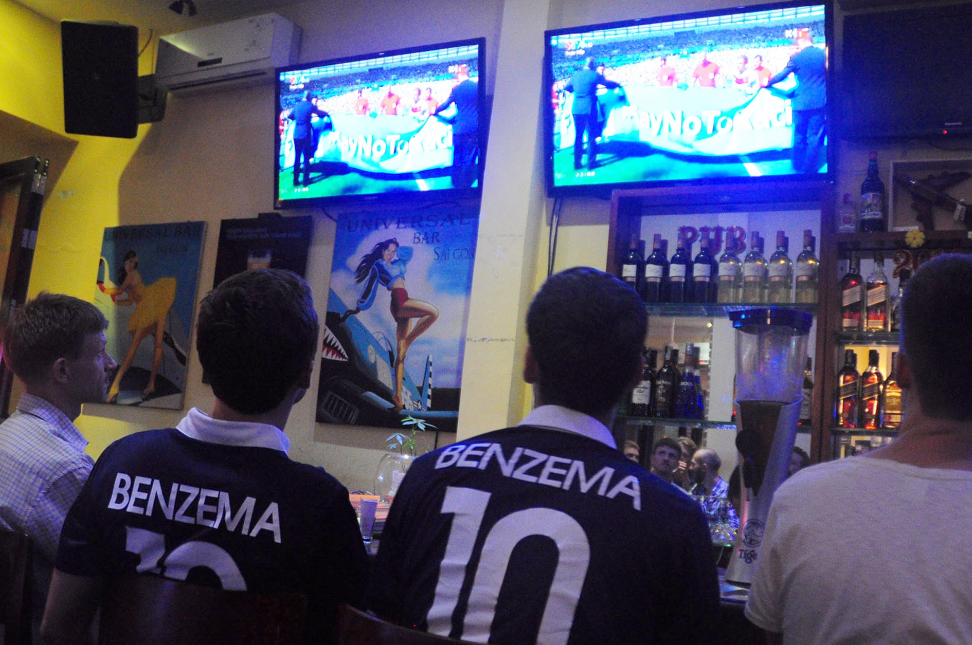 Một số ít CĐV đội tuyển Pháp cũng tụ nhau lại để theo dõi trận đấu.