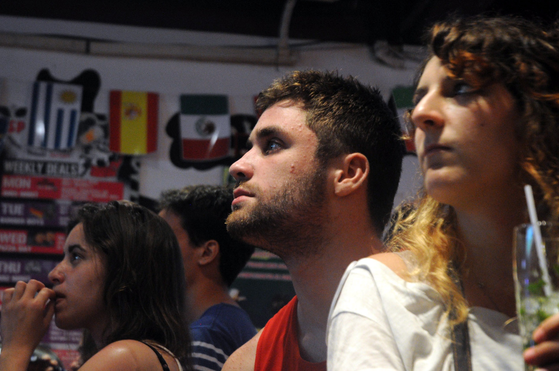 Các cổ động viên đều chăm chú theo dõi trận đấu