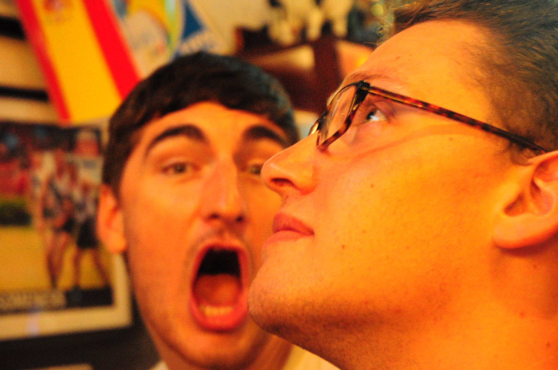 Khi trận đấu sắp kết thúc, Đức đang dẫn trước một bàn, các CĐV đội Đức đã nghĩ tới một chiến thắng cho đội nhà.