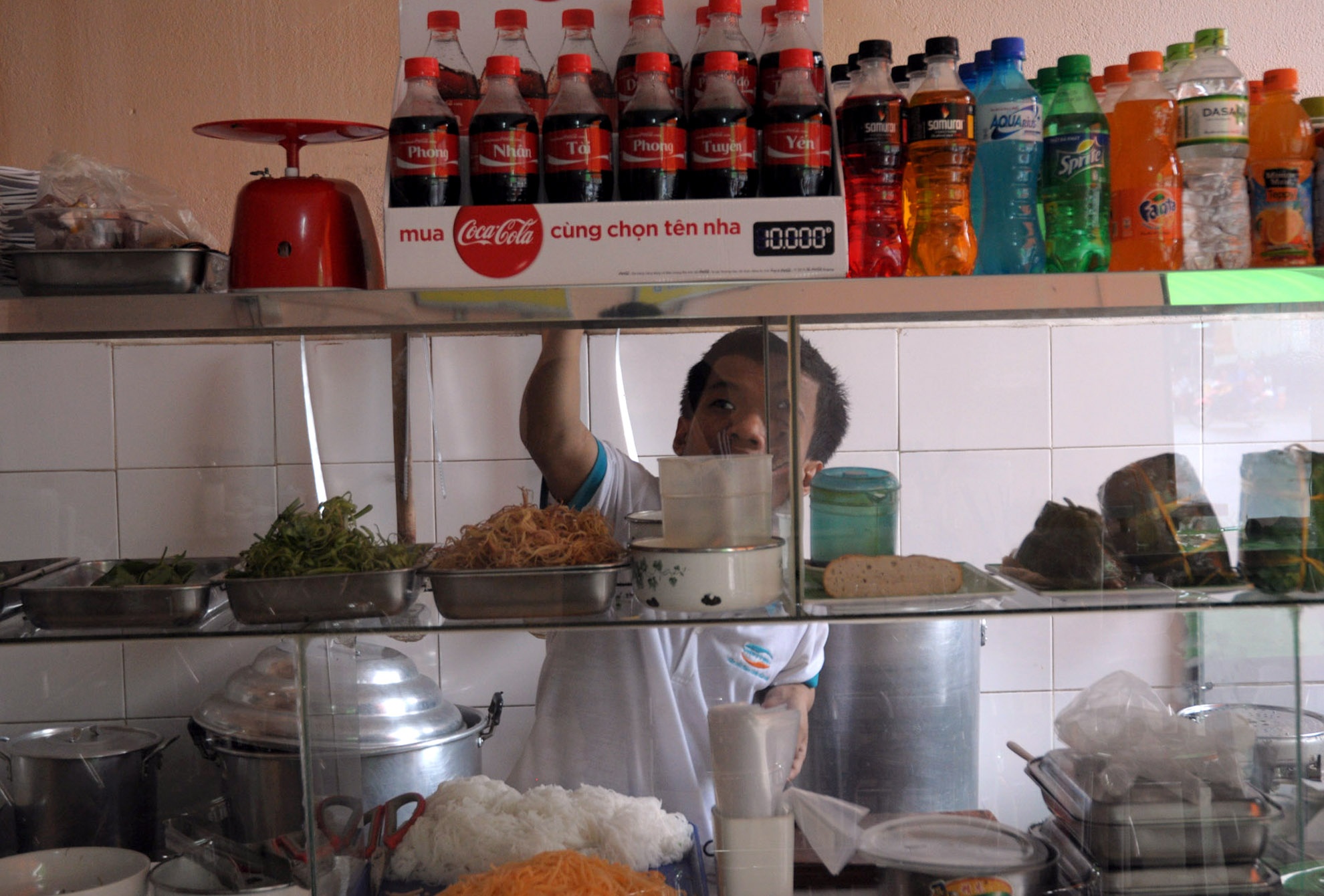 Ngoài việc học, Lôi còn phụ giúp bán quán cơm cùng cô chủ nhà. 