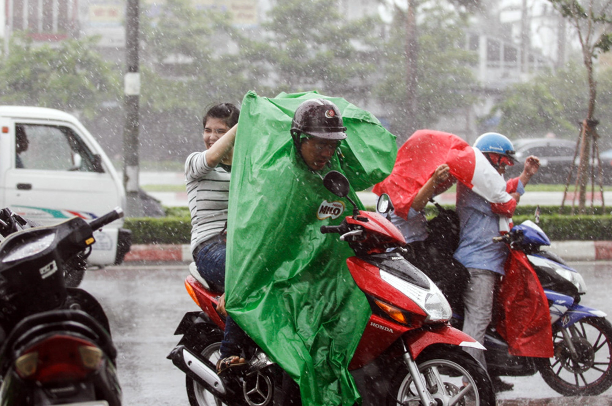 Nhiều thí sinh thi tại điểm thi trường ĐH Công nghệ TP HCM cho biết là làm khá tốt  và đã ra về trong cơn mưa nặng hạt để chuẩn bị cho môn thi chiều nay.