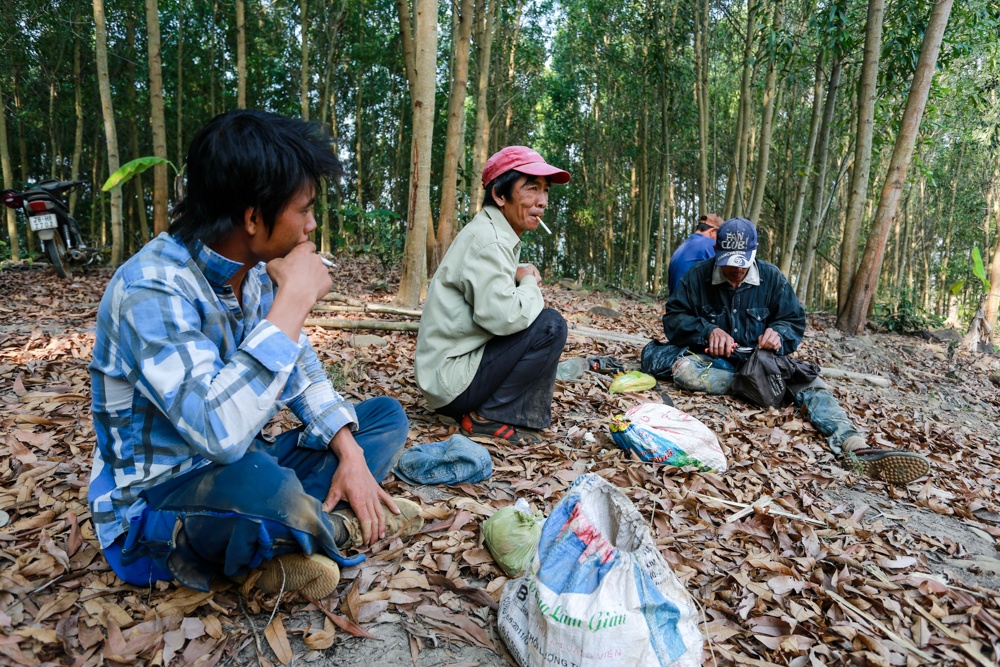 Phút nghỉ ngơi của những người thợ săn mật ong trước cửa rừng Xuân Phước, sau một hành trình đi xe máy hơn 40km từ QL1, huyện Tuy An