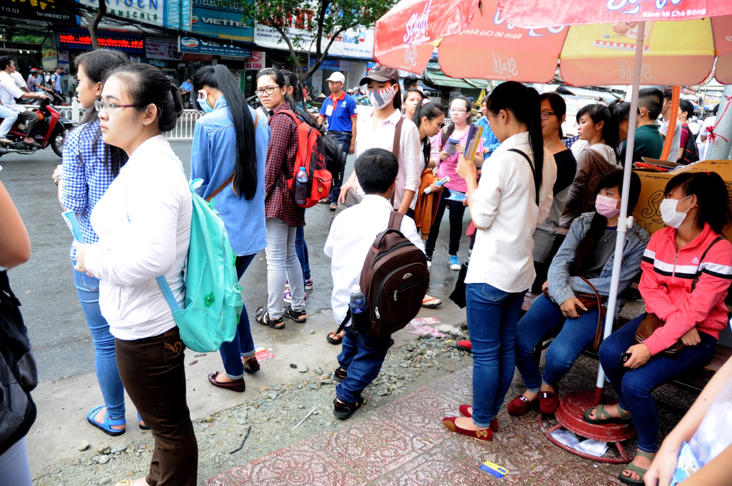 Đứng giữa đám đông, Lôi như một cậu bé. Tuy nhiên, học lực của cậu từ bé tới giờ luôn đạt loại khá.
