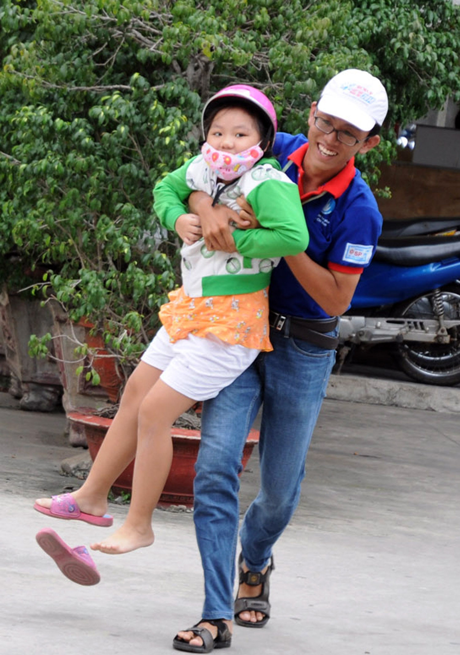 Một em bé theo mẹ đưa anh trai đi thi. Do tính hiếu động, đã chạy vào khu vực trường thi để được “ngắm” trường khi thời gian làm bài thi còn hơn 15 phút. Một bạn tình nguyện viện phải chạy vào để đưa bé ra ngoài.