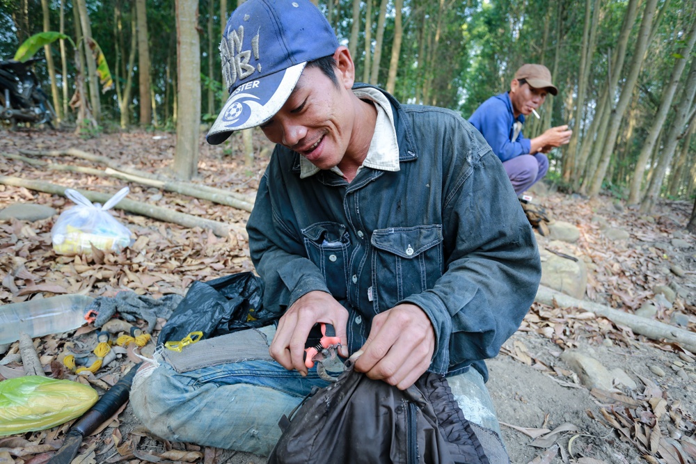 Đặc trưng của nghề săn mật ong rừng là liên tục di chuyển, tìm kiếm ong trong rừng, nên để đỡ tốn sức mỗi người thợ chỉ trang bị một túi xách gọn nhẹ đựng nước uống và đồ ăn tạm