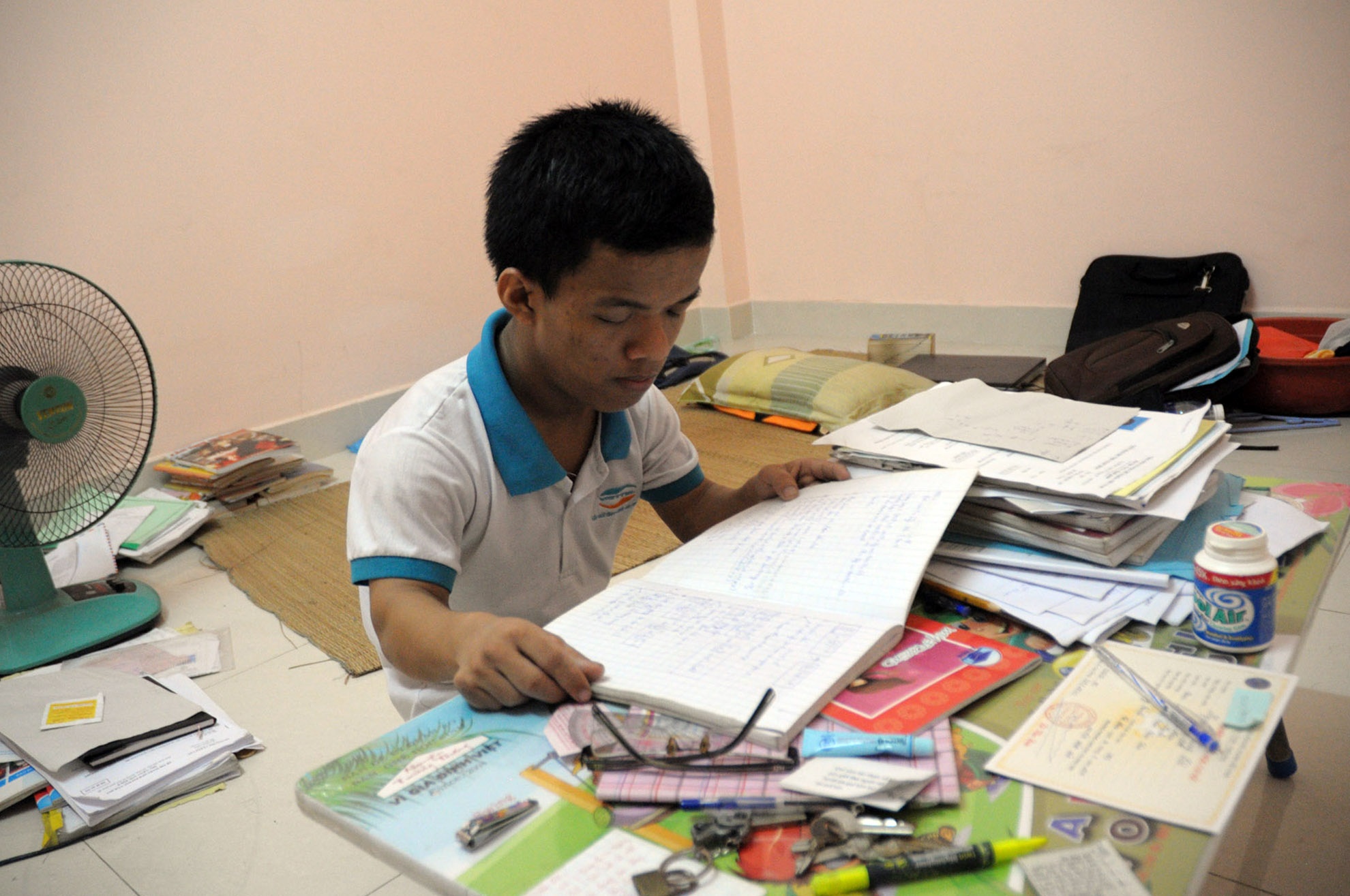 Từ bé, chàng trai “tí hon” Nguyễn Hùng Lôi đã có niềm đam mê đối với máy tính và lập trình. Vì thế, cậu đã quyết tâm học hành để theo đuổi niềm đam mê ấy.