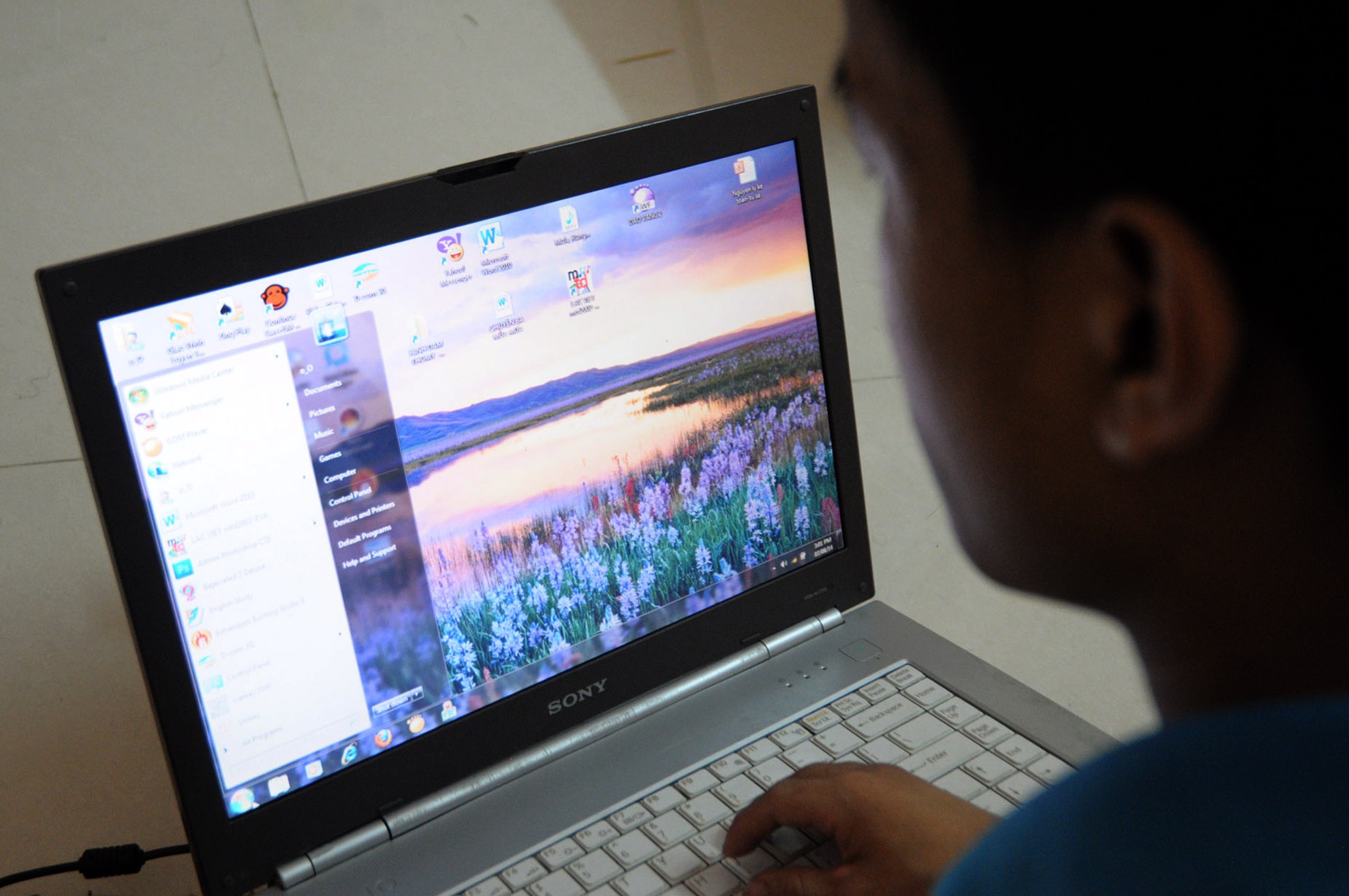 Vì có ngoại hình khá đặc biệt nên viêc học hành của Lôi cũng gặp không ít khó khăn. Khi vào lớp, cậu thương bị mọi người nhìn giống như một cậu nhóc theo chơi. Vì thế, chiếc máy tính là vật mà cậu xem là bạn thân nhất từ bé.