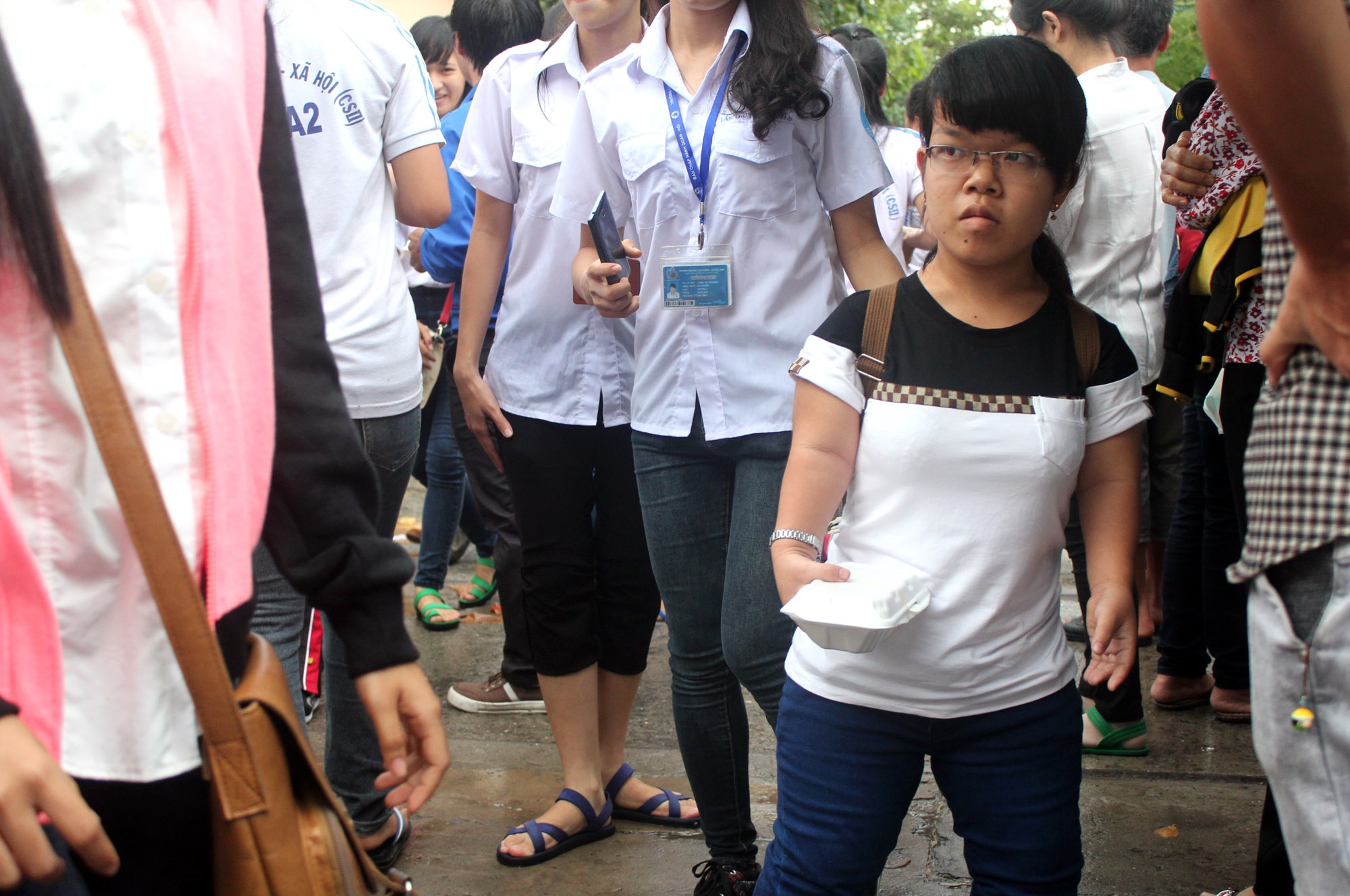 Thí sinh Nguyễn Thị Quỳnh Như (sinh năm 1996, quê Bến Lức, Long An), cao 1,1m, nặng 44kg thi vào ngành Công tác xã hội, bảo hiểm trường ĐH Lao động và Xã hội (TP.HCM) sáng 9/7. Ông Nguyễn Hồng Thanh (bố Quỳnh Như), cho biết từ khi sinh ra, Như đã bị mắc bệnh lùn tuyến yên khiến chân tay phát triển không lành lăn