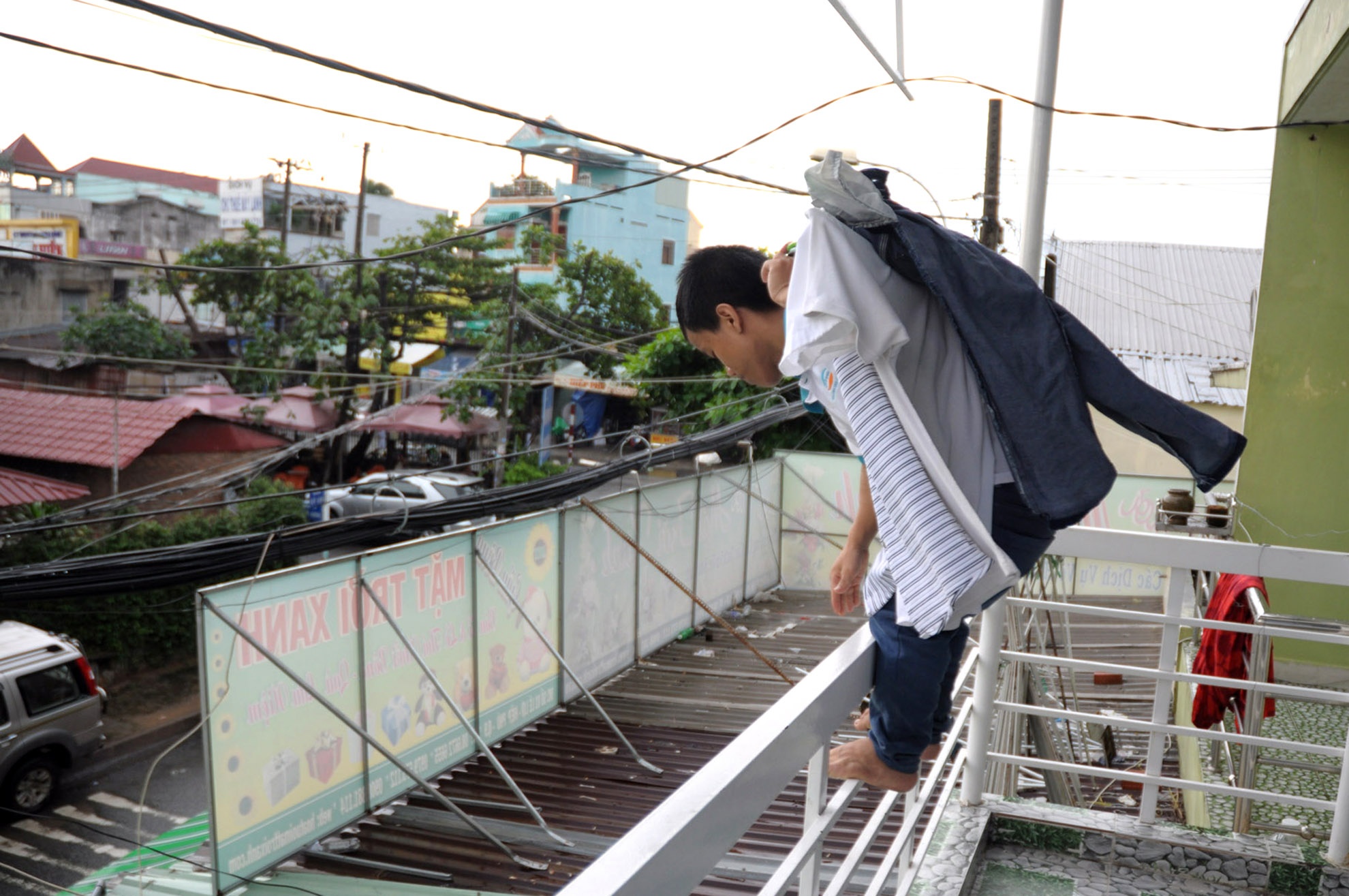 Chàng trai “tí hon” luôn tự làm được các việc cá nhân. Tuy nhiên, đôi khi cậu gặp phải trở ngại đối những công việc đòi hỏi chiều cao. ảnh 9: Vì thân hình nhỏ, nên quần áo của cậu cũng ít thay đổi. Mấy bộ đồ cậu mặc từ nhiều năm trước vẫn là hành trang theo cậu tới bây giờ.