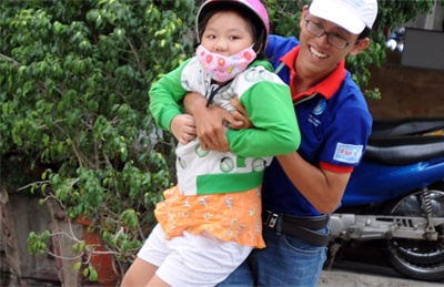 Be gai chay theo anh vao truong thi hinh anh