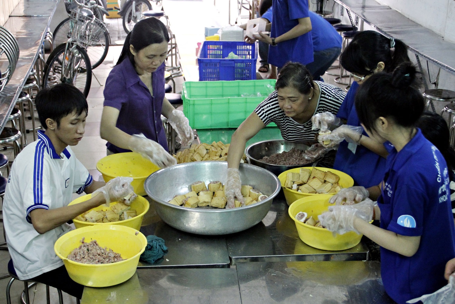 Quán thường quyên có các bạn sinh viên, học sinh, nhân viên văn phòng đến tham gia làm tình nguyện viên. Các bạn tình nguyên viên của trường Đại học Bách Khoa Tp.HCM cùng nhân viên của quán chuẩn bị thức ăn