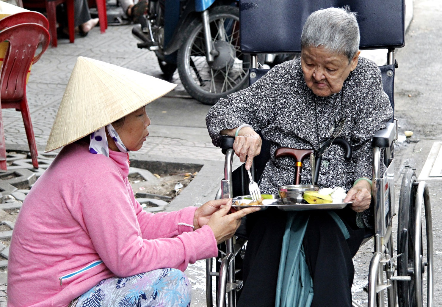 Những trường hợp khách đến ăn gặp khó khăn đều được các bạn tình nguyện viên giúp đỡ chu đáo. Có khi các khách đến ăn lâu ngày thân thiết cùng nhau cũng giúp đỡ nhau rất chân thành. Như chị Thúy lúc nào cũng trò chuyện và giúp bác Hai đây.