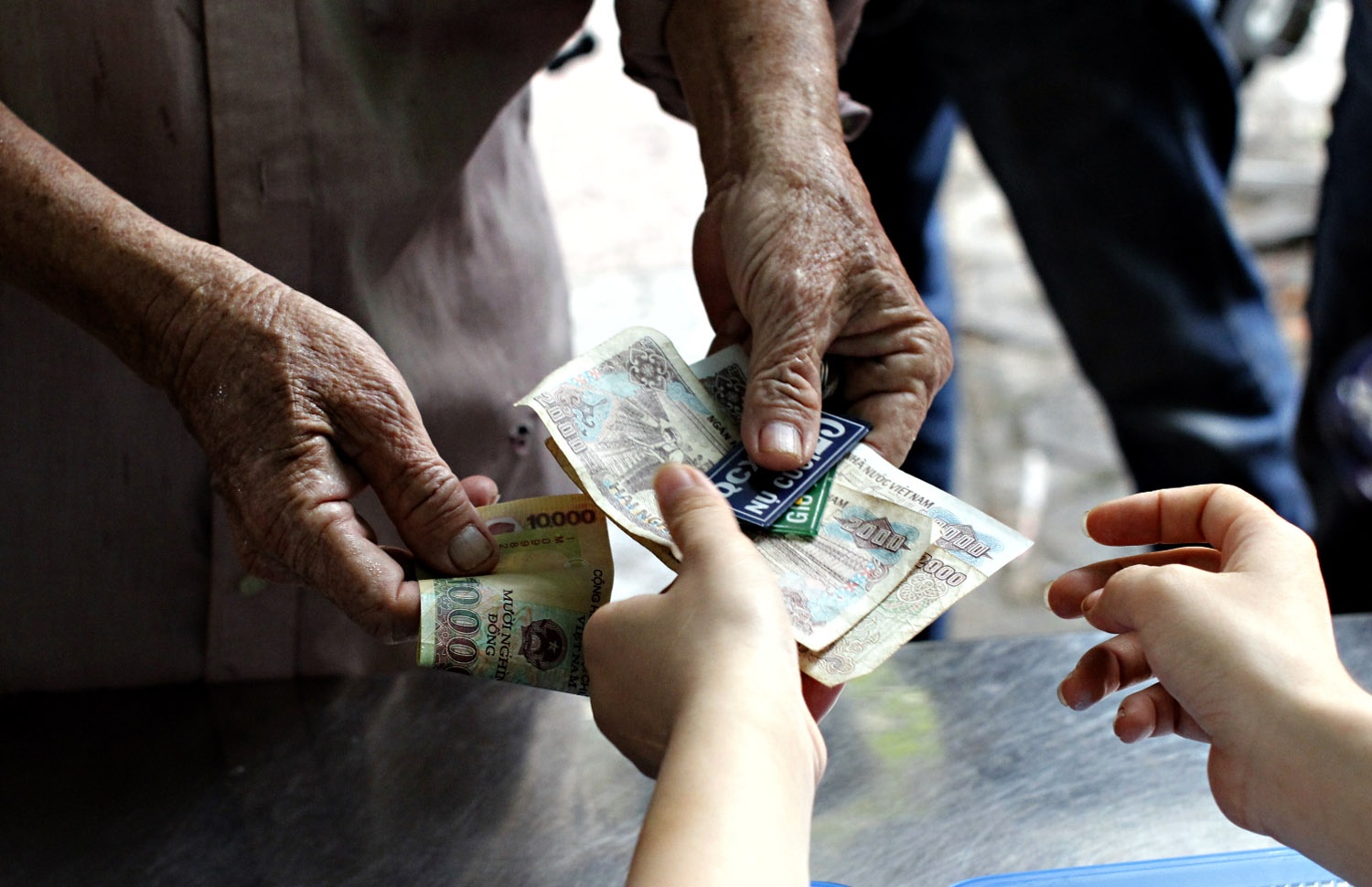 Với 2000/phần cơm, quán phải bù thêm 12000. Bên cạnh đó tất cả những người quản lý, tình nguyện viên đều hoạt động không lương. Tất cả tiền tài trợ đều chi trực tiếp cho bữa ăn, và dùng cho các hoạt động sữa chữa quán.