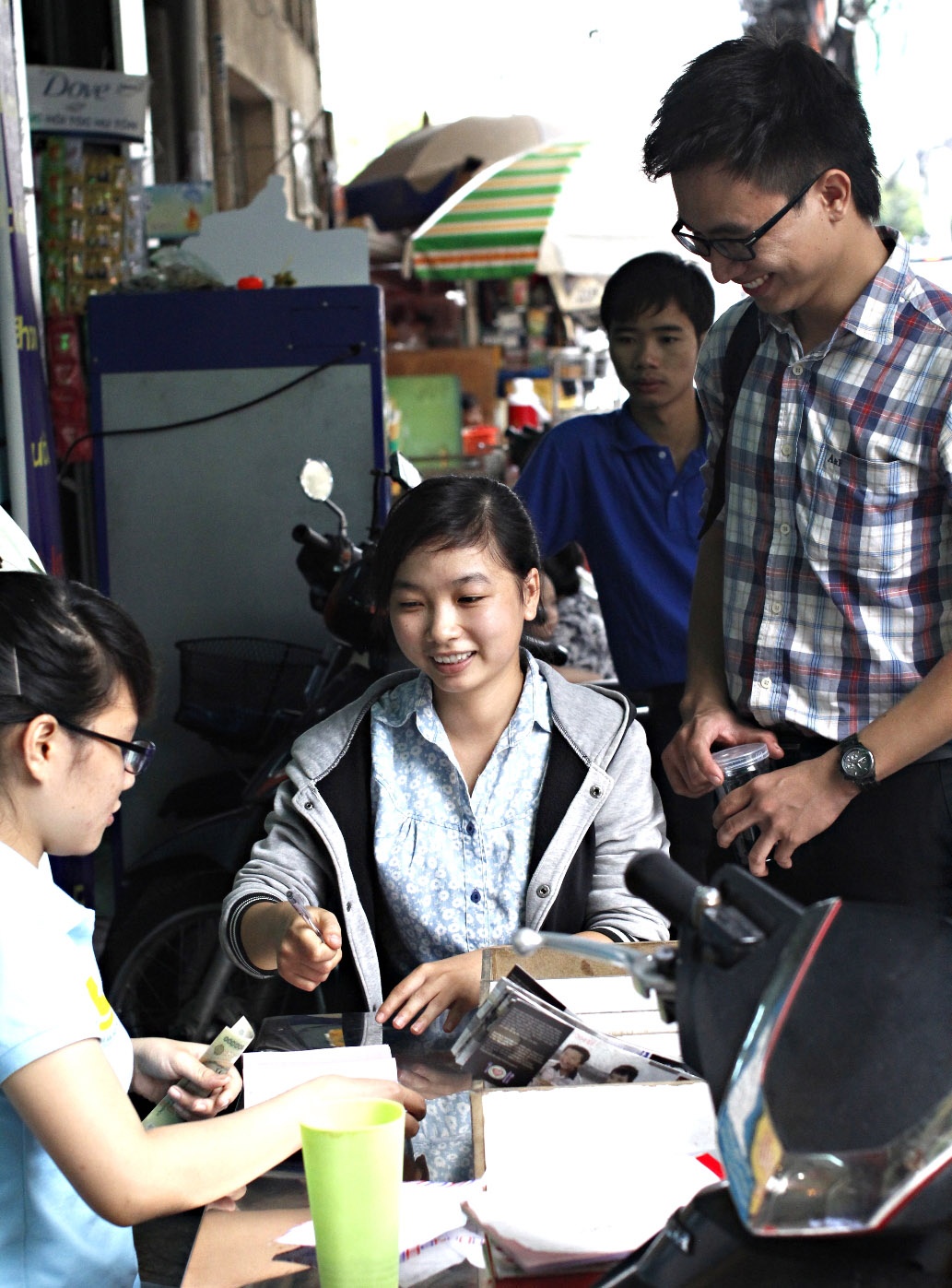 Có nhiều bạn trẻ đến quán dùng cơm rồi khi ra về gửi lại một số tiến lớn để đóng góp cho quỹ, hai bạn trẻ này sau khi dùng cơm đã gửi lại số tiền 300.000. Các bạn trẻ khi đóng góp đều không muốn để lại tên. Các bạn chia sẻ chỉ muốn góp một phần nhỏ cho những người thật sự cần đã là niềm vui rồi