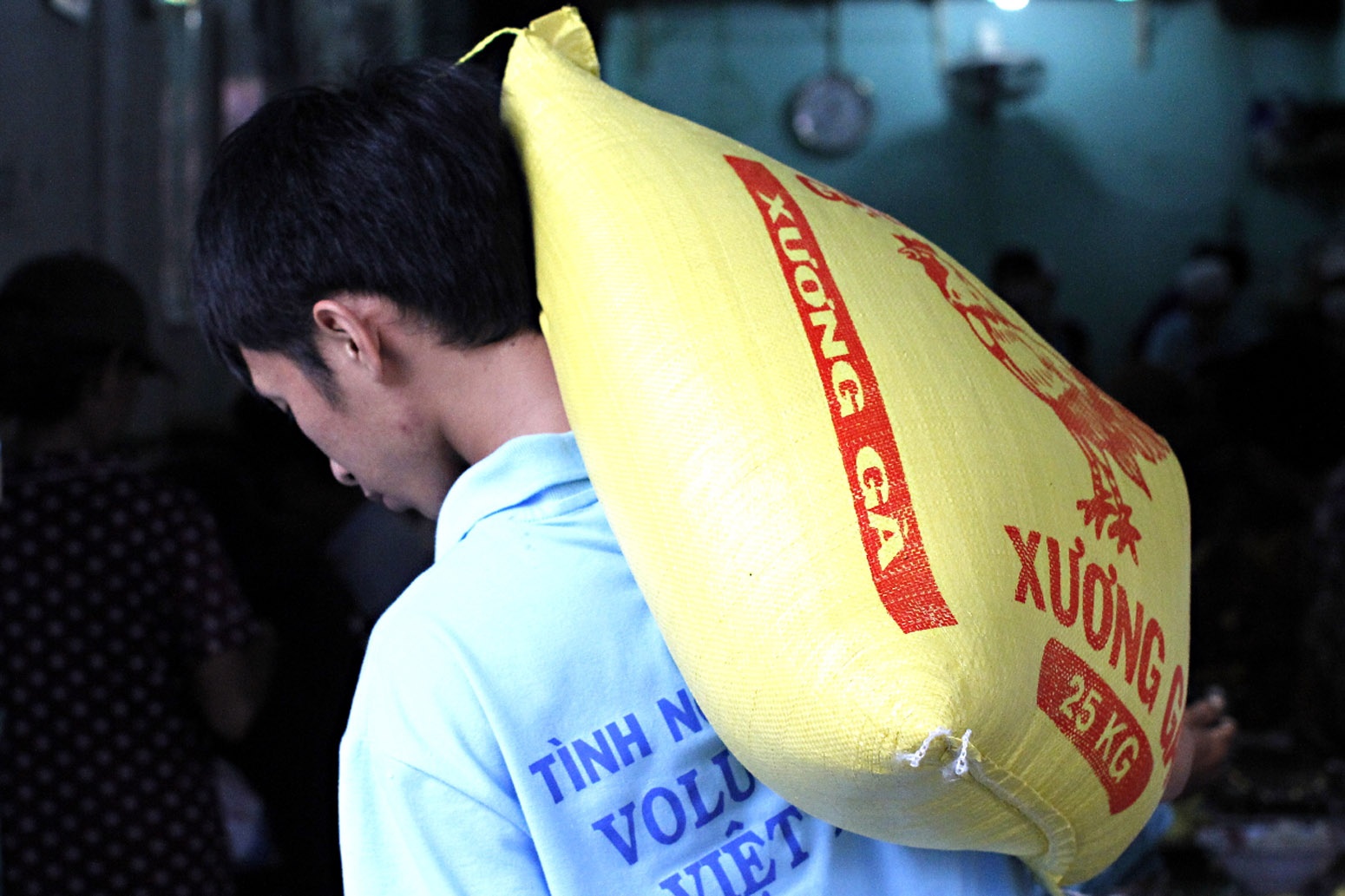 16.	Có rất nhiều những câu chuyện xúc động về các bạn tình nguyện viên như anh Bùi Quang Long làm tài xế, cứ trưa được nghỉ anh lại chạy qua quán phụ giúp rồi lại tất cả về làm việc. Hay như chị Nhung là nhân viên văn phòng, song cứ trưa nghỉ lại chạy qua phụ giúp. 