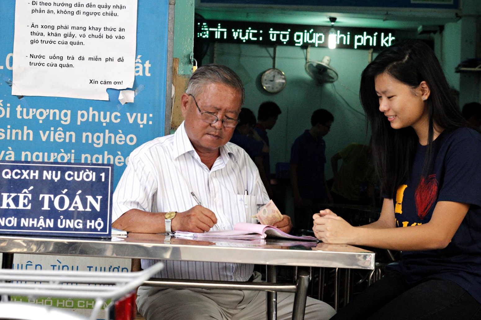17.	Chú Năm Đồng là người đồng sáng lập ra hệ thống quán cơm Nụ Cười. hiện nay chú và vợ chú quản lý các quán Nụ Cười 1,2,6. Khi trò chuyện chú luôn canh cánh trong lòng: phải làm sao để tìm được những mặt bằng lớn hơn, mở được nhiều “Nụ cười” hơn để phục vụ được thêm nhiều người nghèo cần giúp đỡ.