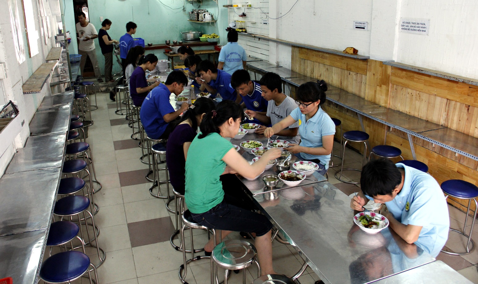 Sau khi chuẩn bị xong các phần cơm nhân viên quán cùng các bạn tình nguyện viên ăn sớm để đúng 11g là đón khách.