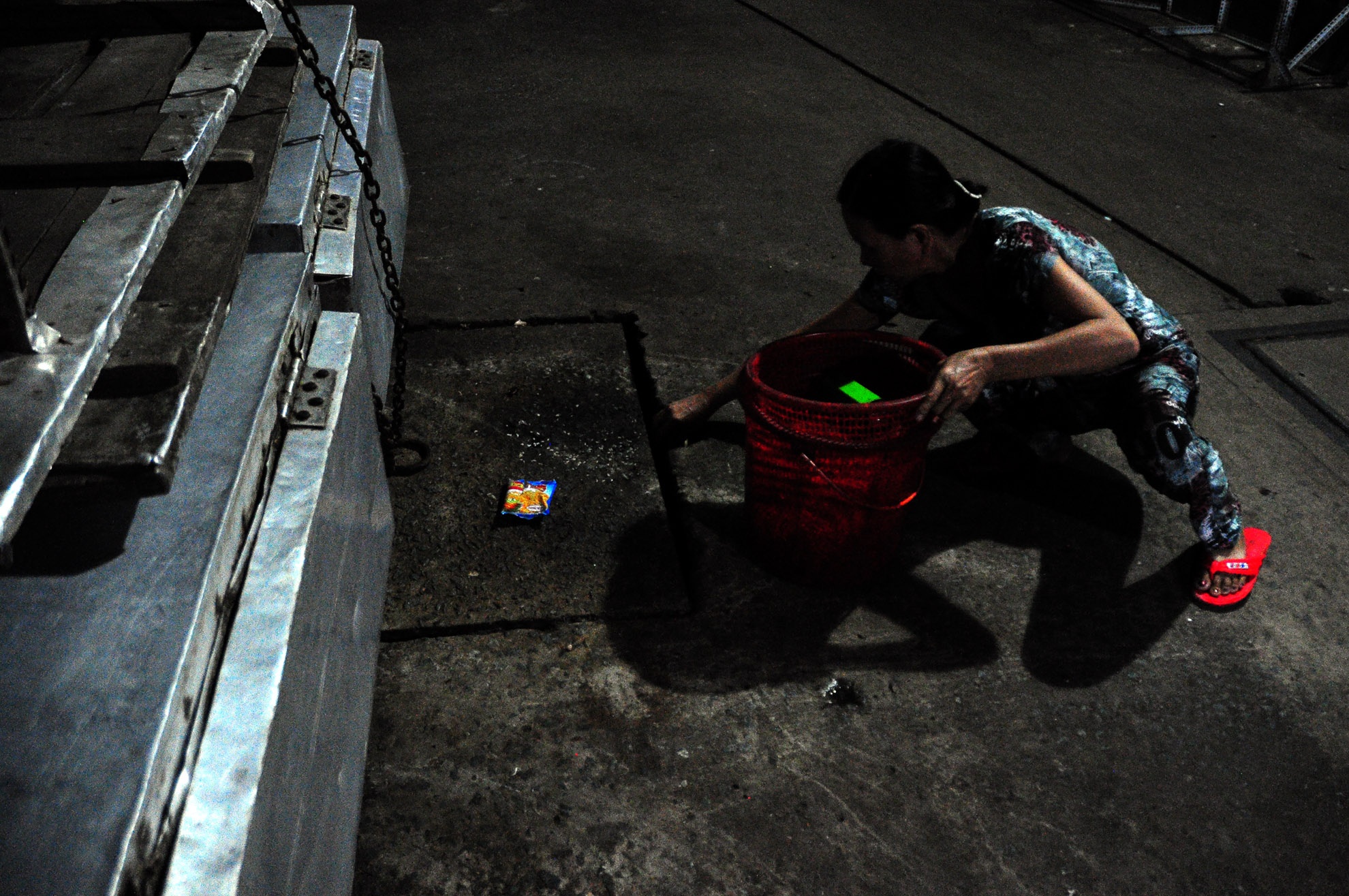 Ở Sài Gòn, bà Kim Anh là người được nhiều người câu cá biết đến vì chuyên đi bắt gián bán cho họ suốt 15 năm qua.	