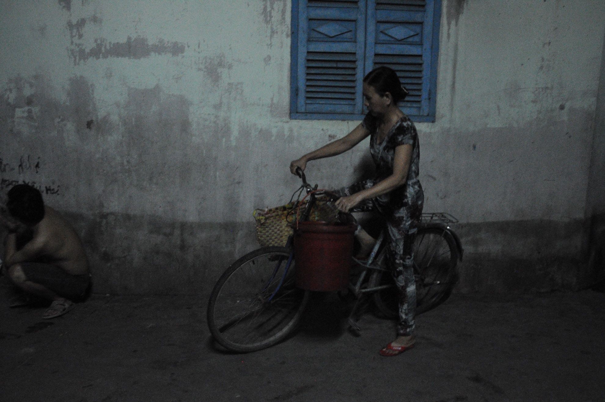 Cứ khoảng 10 giờ đêm, bà lại mang xô, chậu và chiếc đèn pin nhỏ, dạo khắp các ngõ ngách Sài Gòn trên chiếc xe đạp cũ để tìm gián.