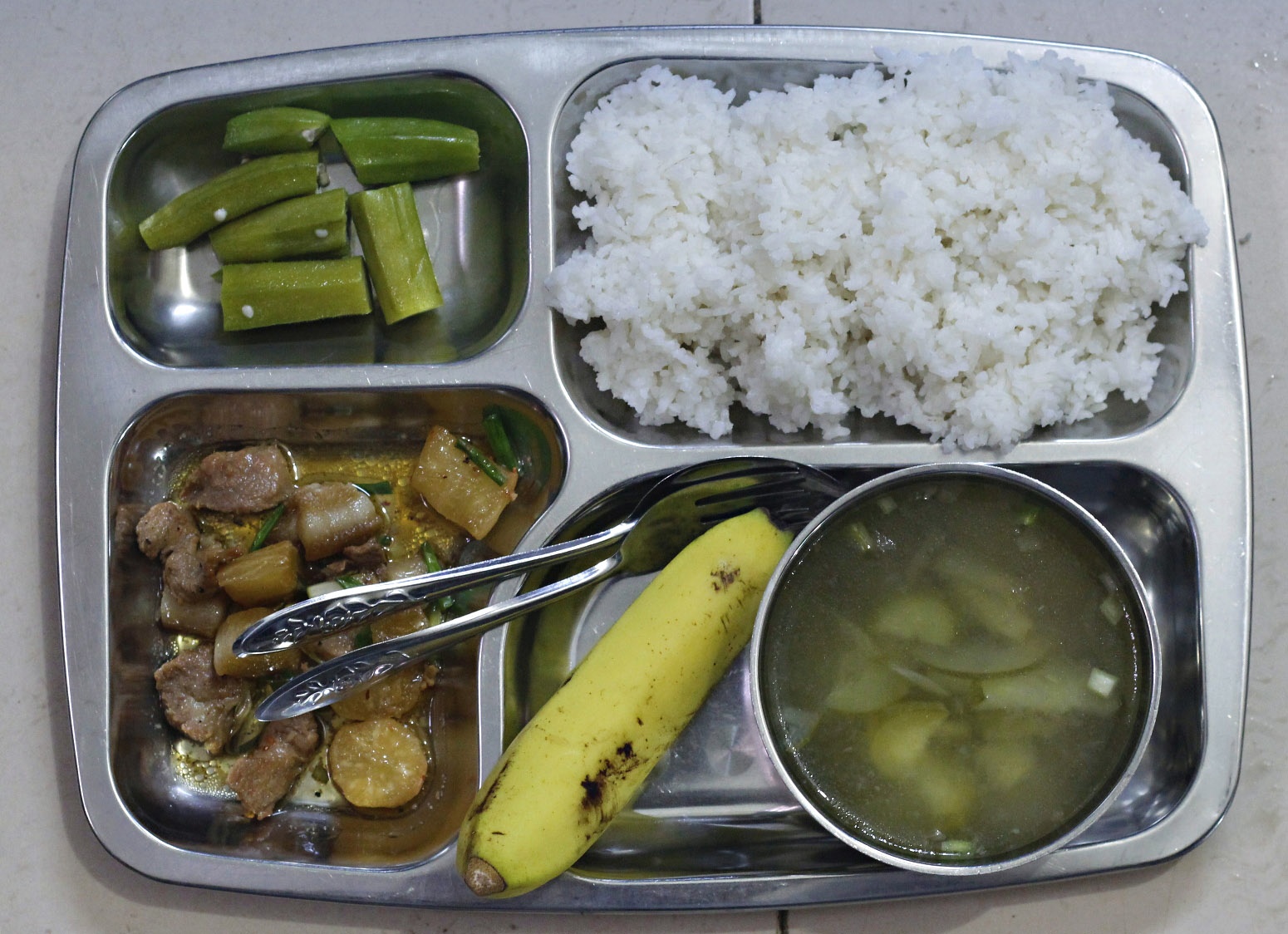 JPGĐây một phần cơm với đầy đủ cơm, thịt, rau, canh. Dù là một phần cơm rất rẻ song tất cả đều đảm bảo vệ sinh an toàn.