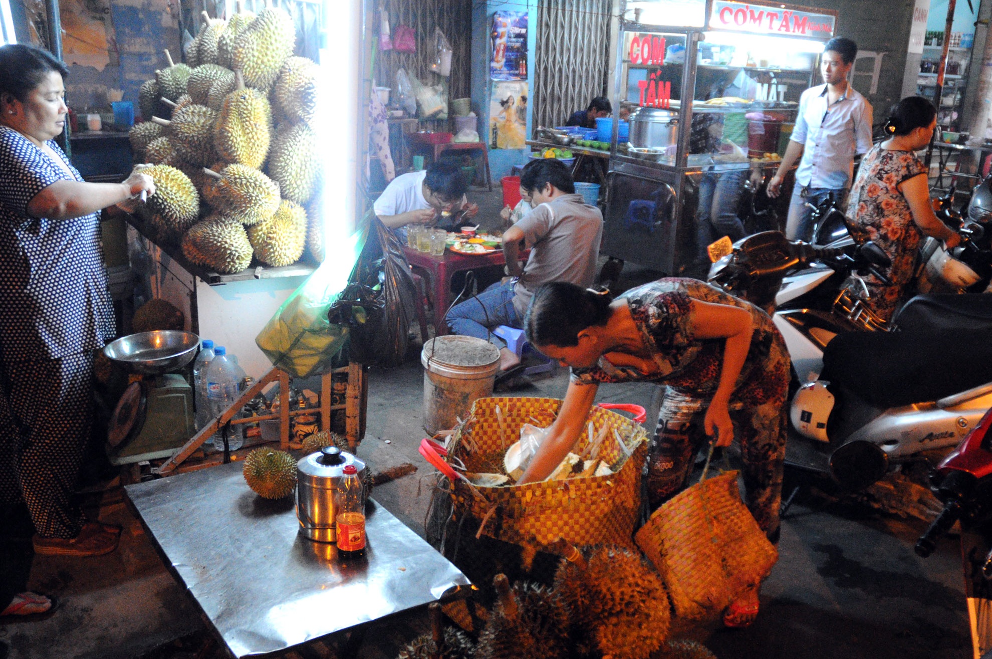 Để bắt được nhiều gián, bà Kim Anh phải đi nhặt vỏ sầu riêng để làm mồi nhử gián.