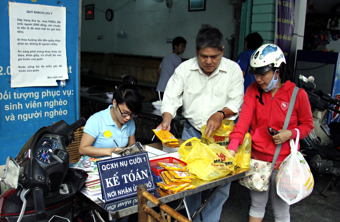 Mỗi ngày đều có nhiều cá nhân đến đóng góp, mà trong đó có rất nhiều bạn trẻ. Bạn nữ này góp 10 chai nước tương cùng nhiều gia vị nấu ăn khác.