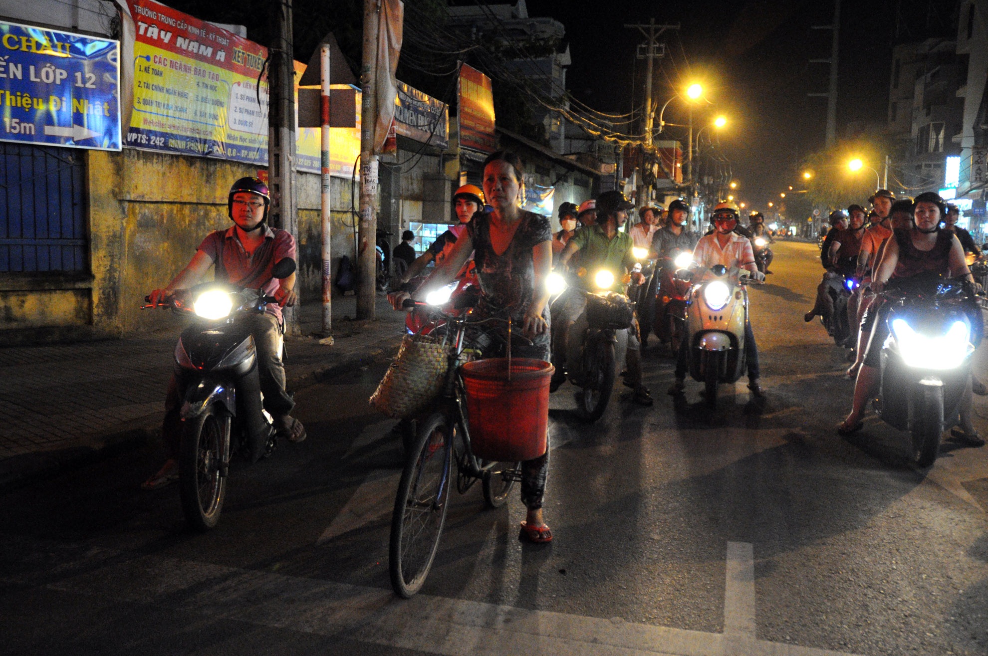Dù ngày nắng hay mưa, nếu khách câu cá gọi điện đặt hàng thì bà lại phải đi “gom” gián về giao cho khách. “Nhiều hôm trời mưa to, tôi phải mặc áo mưa đi tìm gián để kịp sáng mai giao cho khách”. Bà Kim Anh chia sẻ.