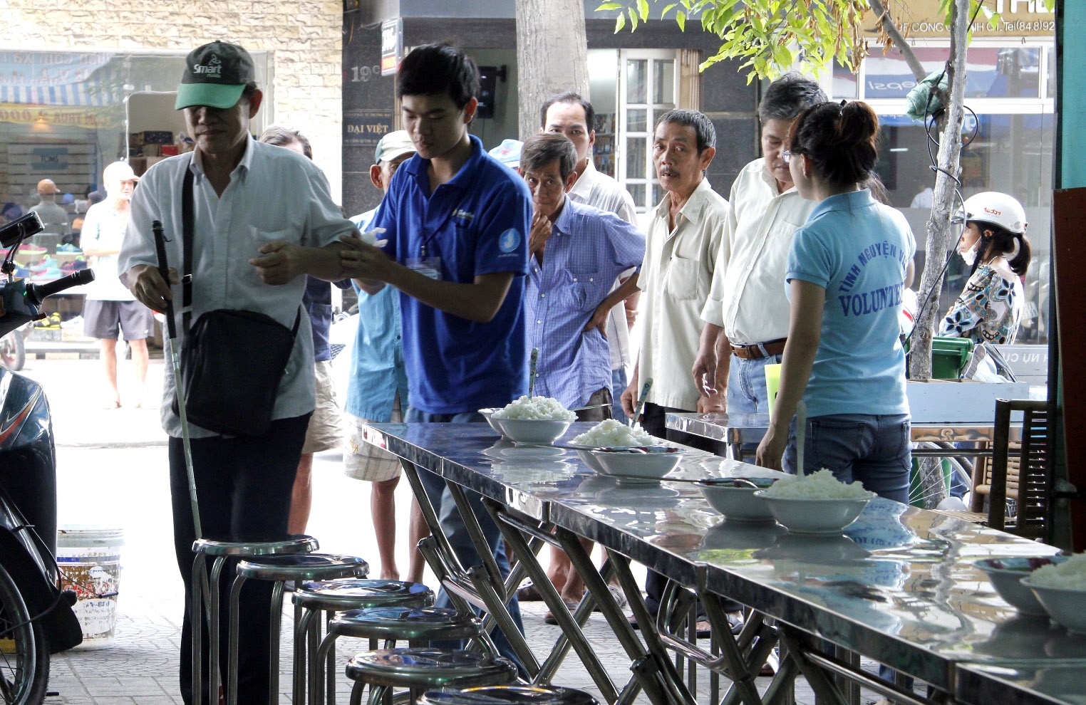 Chưa đến giờ cơm song có một vị khách đến sớm và bị mù nên được các ưu tiên vào dùng trước. Các bạn tình nguyên viên nhiệt tình giúp đỡ dẫn khàch vào chỗ ngồi, lấy cơm sao cho thuận tiện nhất.