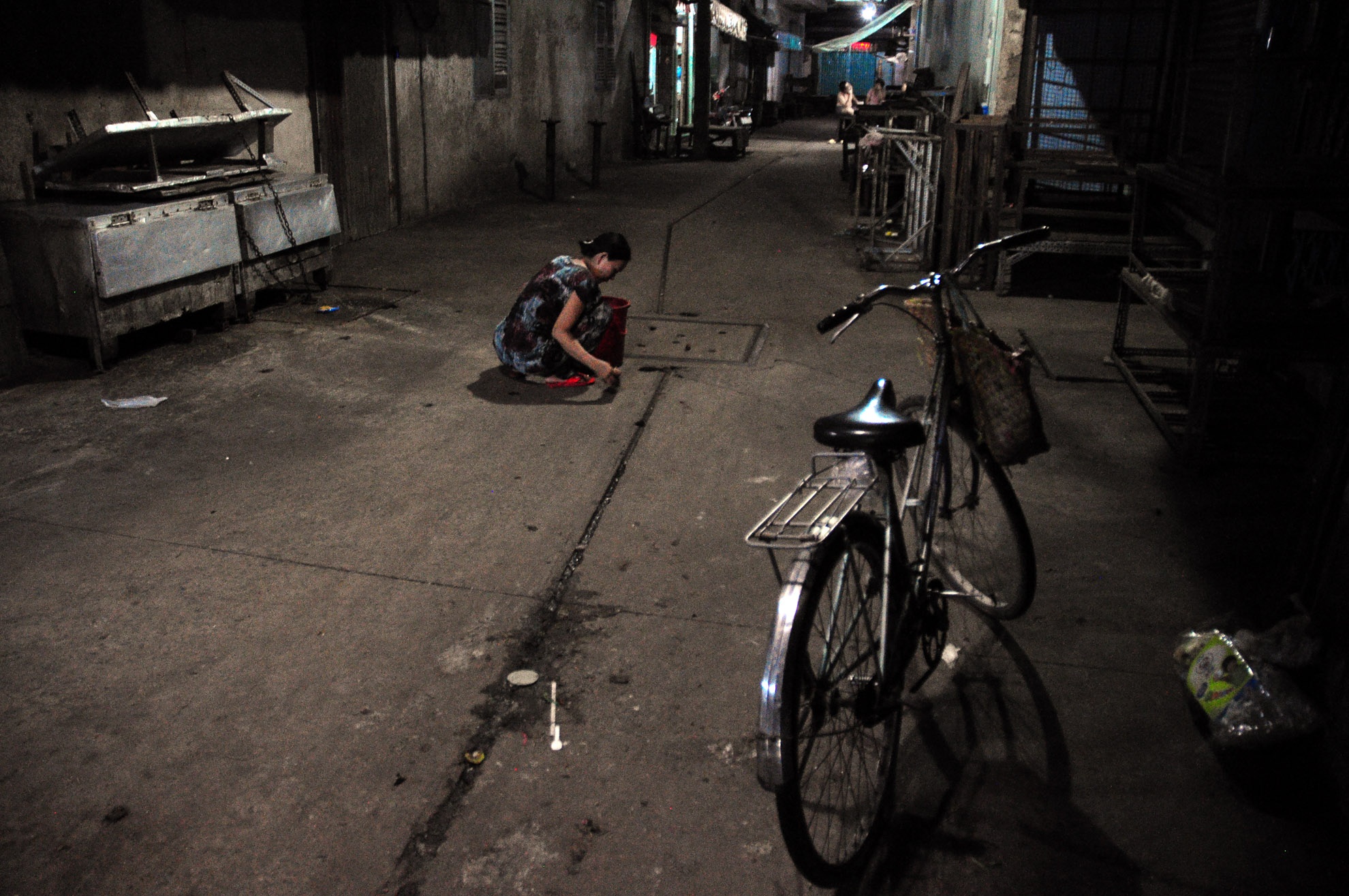 nửa đêm về sáng, là lúc để nhiều người nghỉ ngơi sau ngày làm việc mệt nhọc, bà Anh lại lụi cụi với công việc của mình.