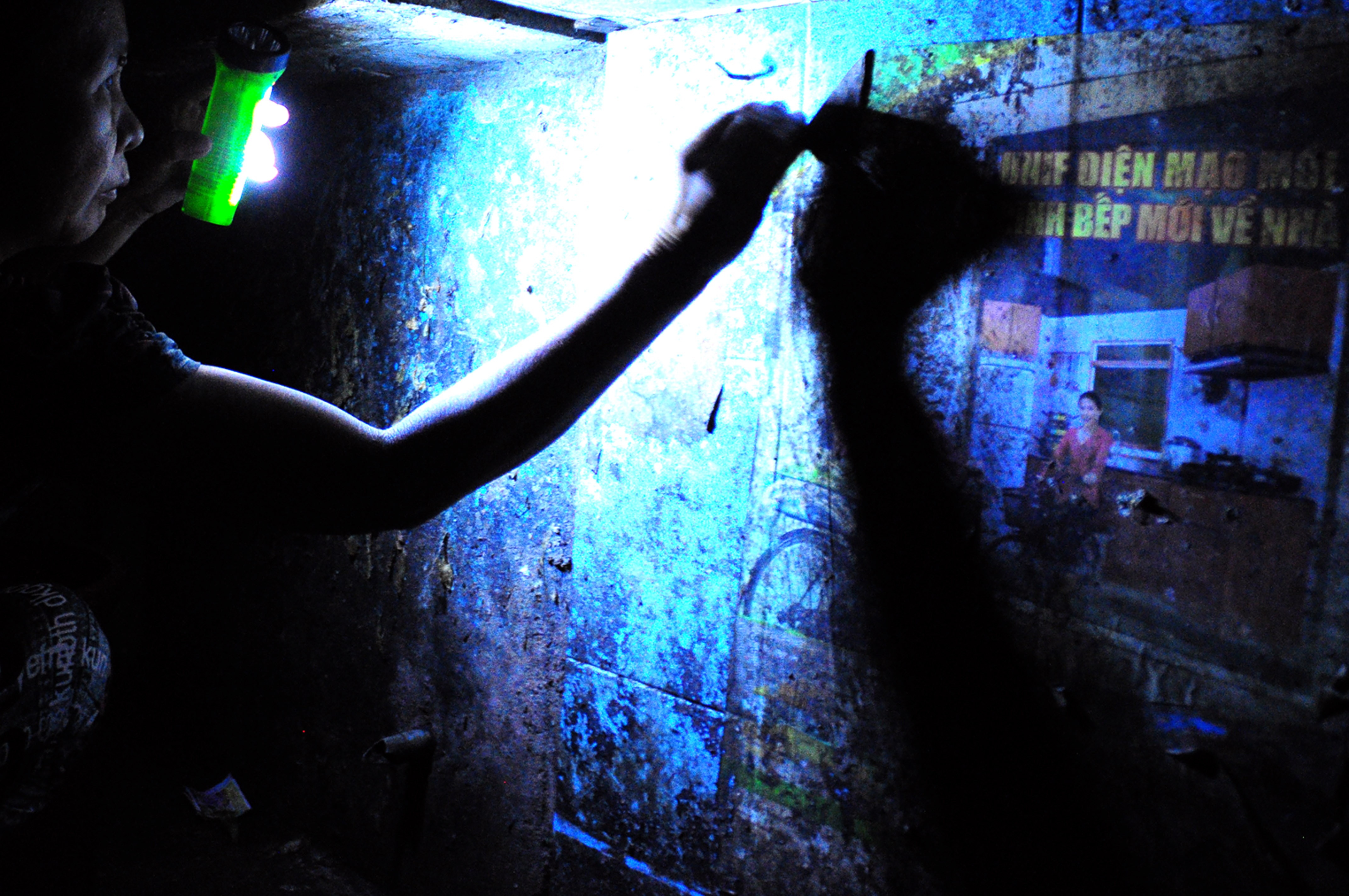 Công việc của bà luôn gắn liền với những nắp công, rãnh nước bẩn…Nơi có nhiều gián nhất.