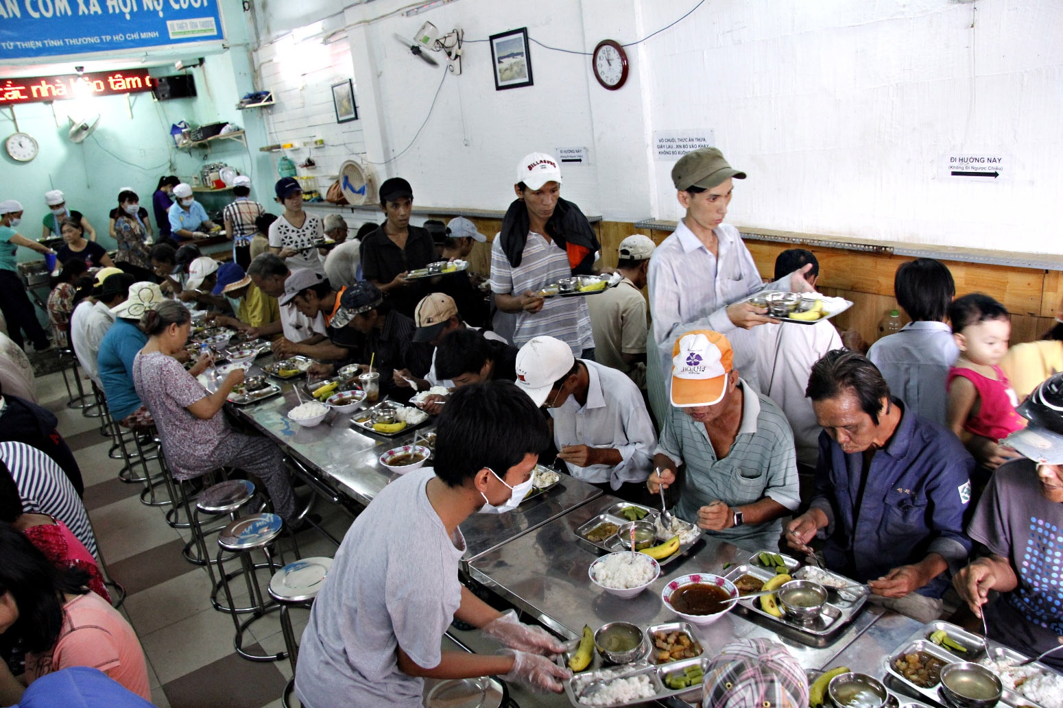 Đúng giờ khách bắt đầu vào ăn rất đông, nhưng mọi người đều có tinh thần tự giác rất cao, sau khi trả tiến lấy phiếu rồi nhận phần ăn và vào chỗ ngồi một cách trật tự, không hề chen lấn, ồn ào. Mọi người để hiểu ngoài kia còn người đợi nên sau khi ăn xong là tự giác đứng dậy cất mâm và nhanh chóng ra ngoài nhường chỗ cho người khác.