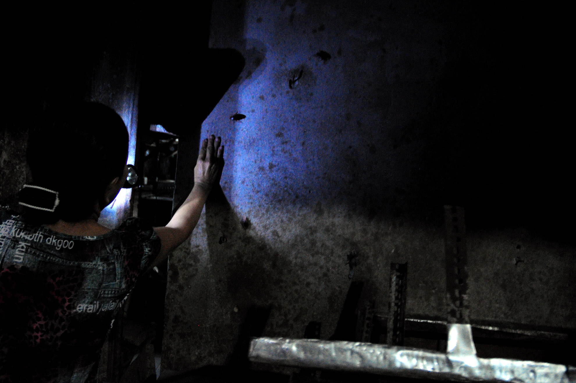 Cứ tưởng việc bắt gián là nghề đơn giản, nhưng nó chứa đựng nhiều hiểm nguy vì rất dễ bị các vật sắc nhọn cắt tay khi thò vào các nắp cổng, rãnh nước.